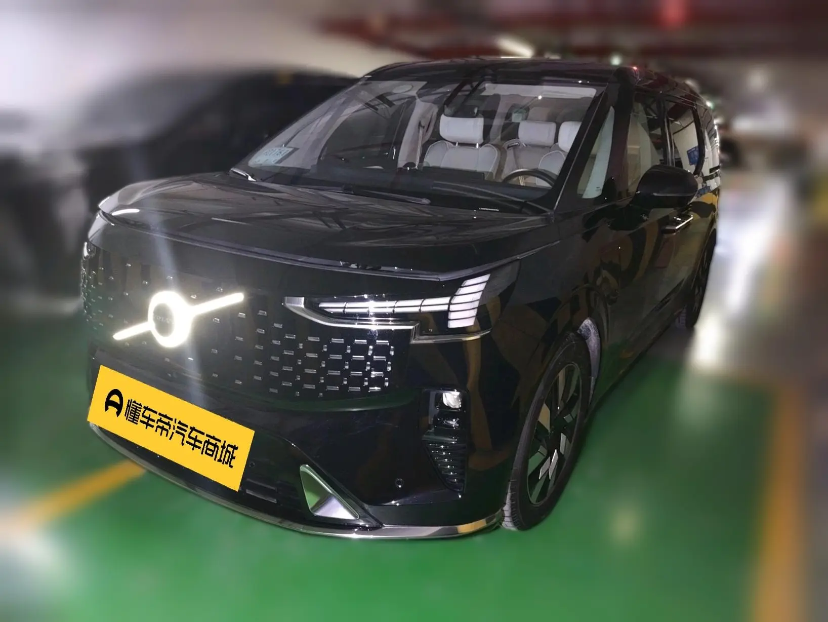 Volvo EM90  из Китая