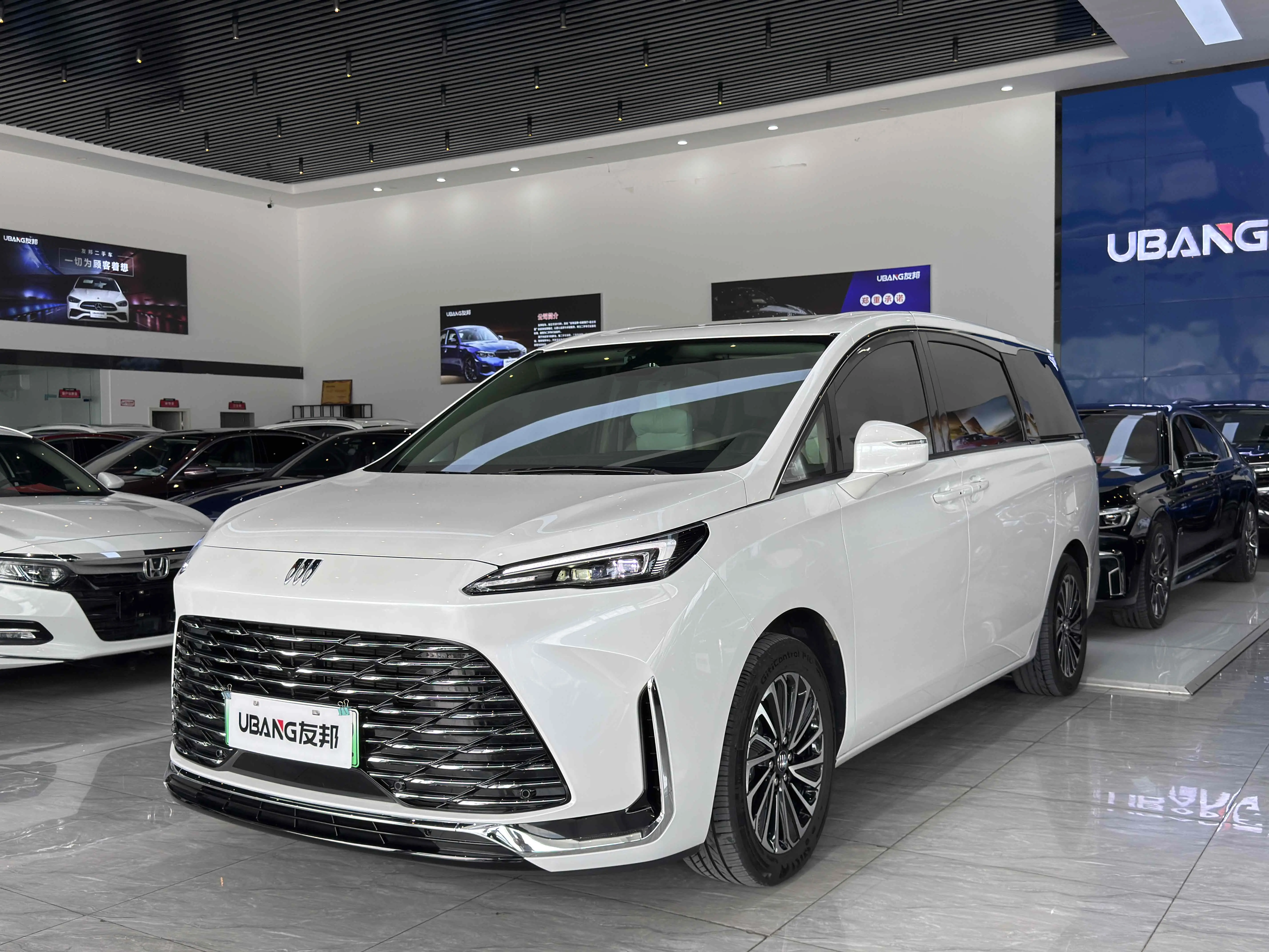 Buick GL8 PHEV  из Китая