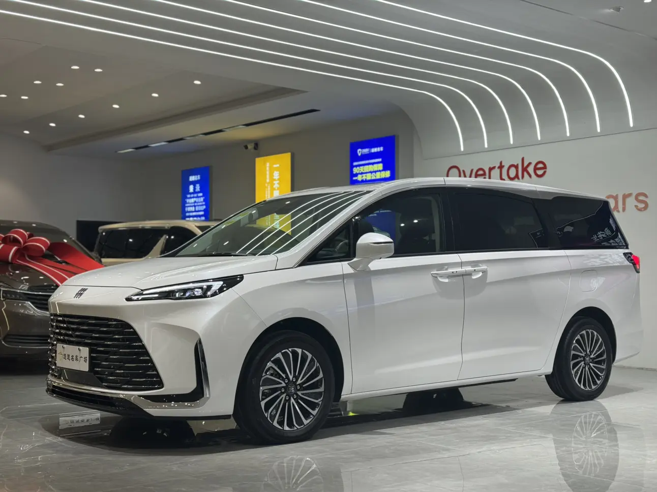 Buick GL8 PHEV  из Китая