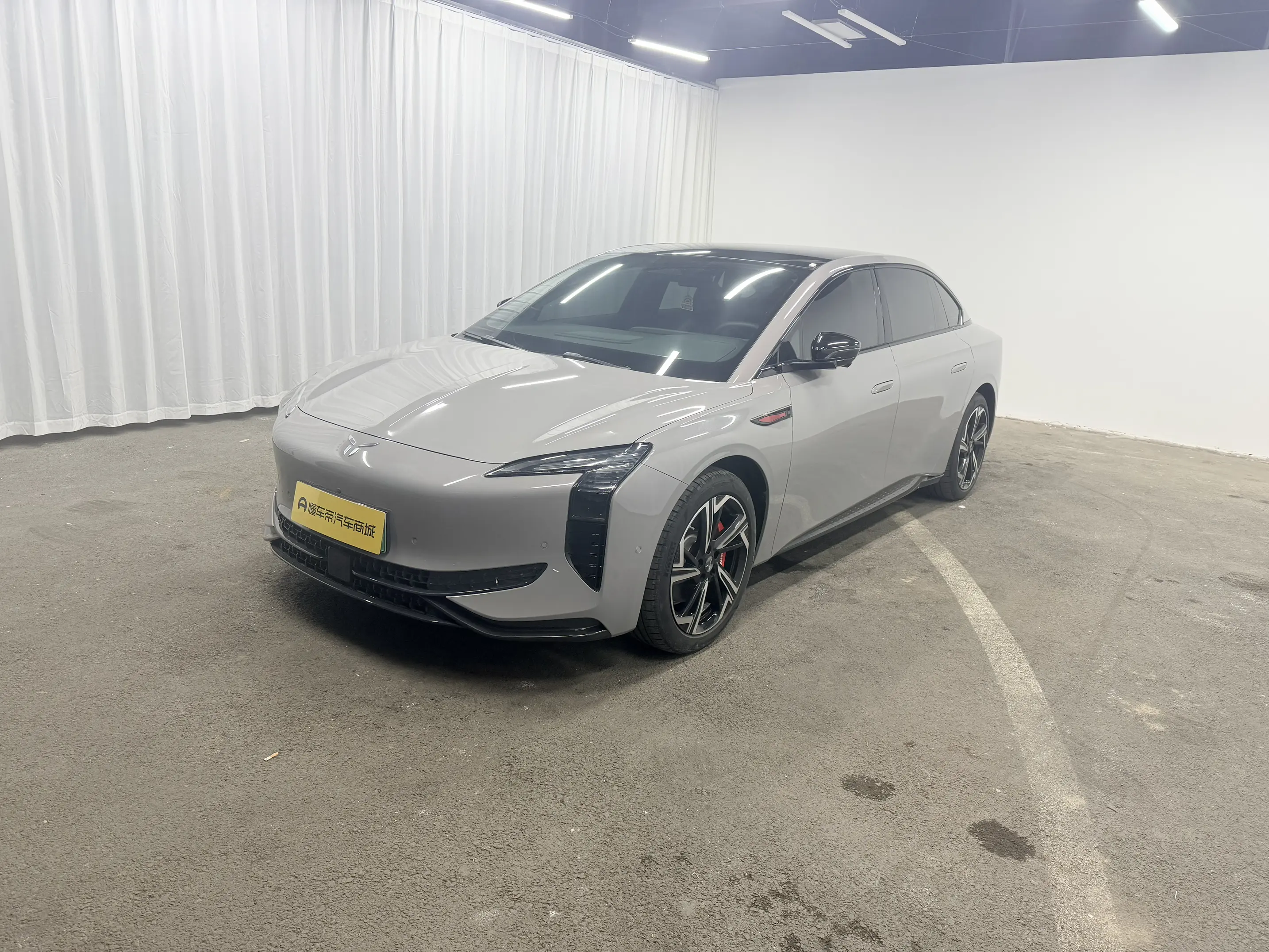 Hongqi EH7  из Китая