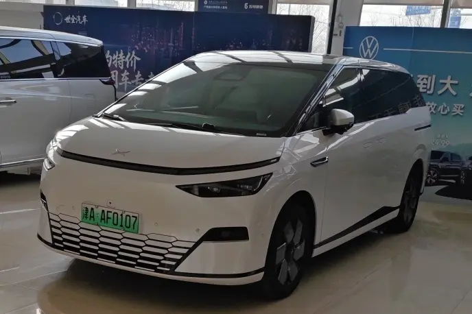 Xpeng X9  из Китая