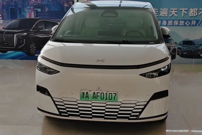 Xpeng X9  из Китая