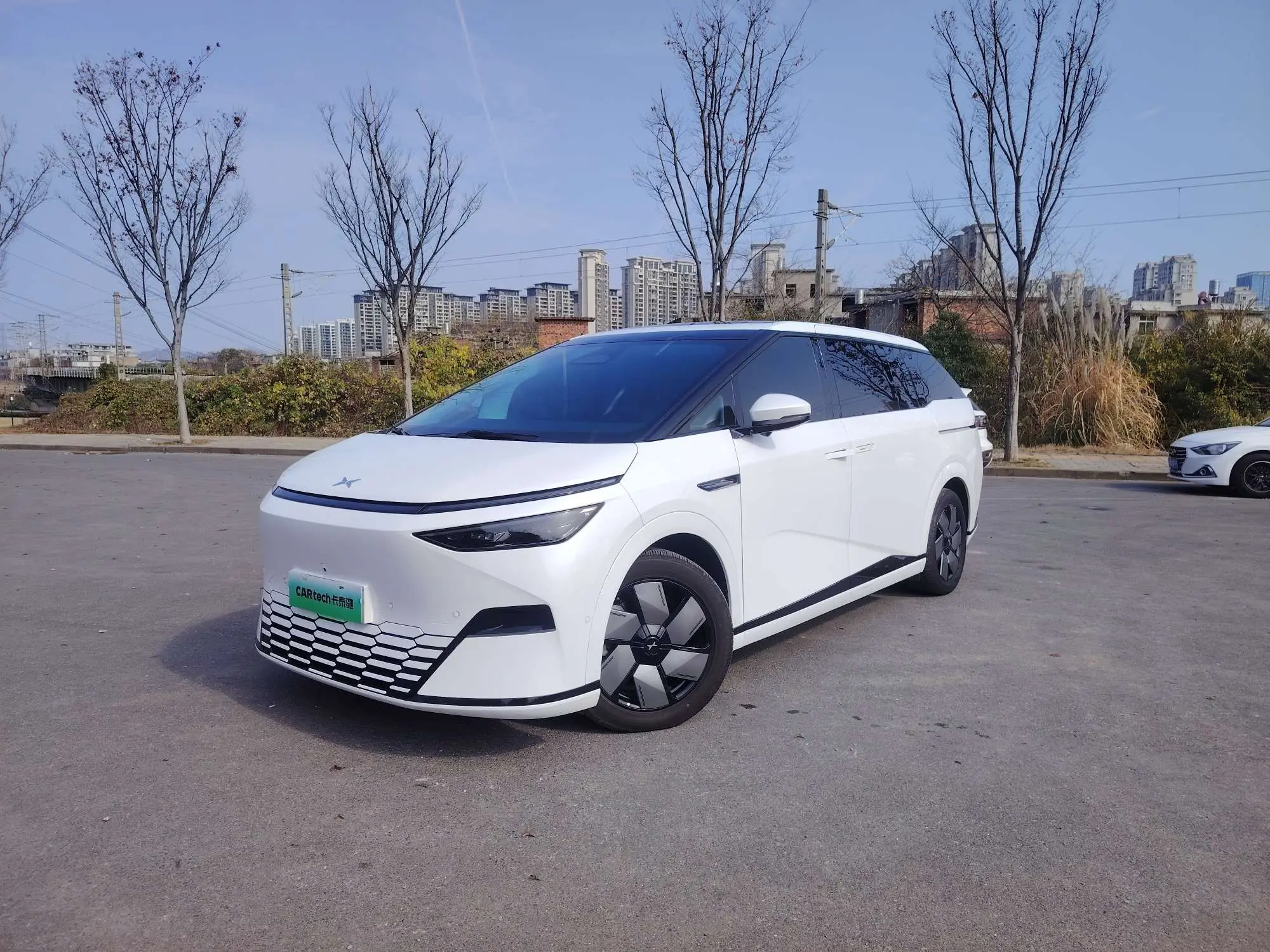 Xpeng X9  из Китая