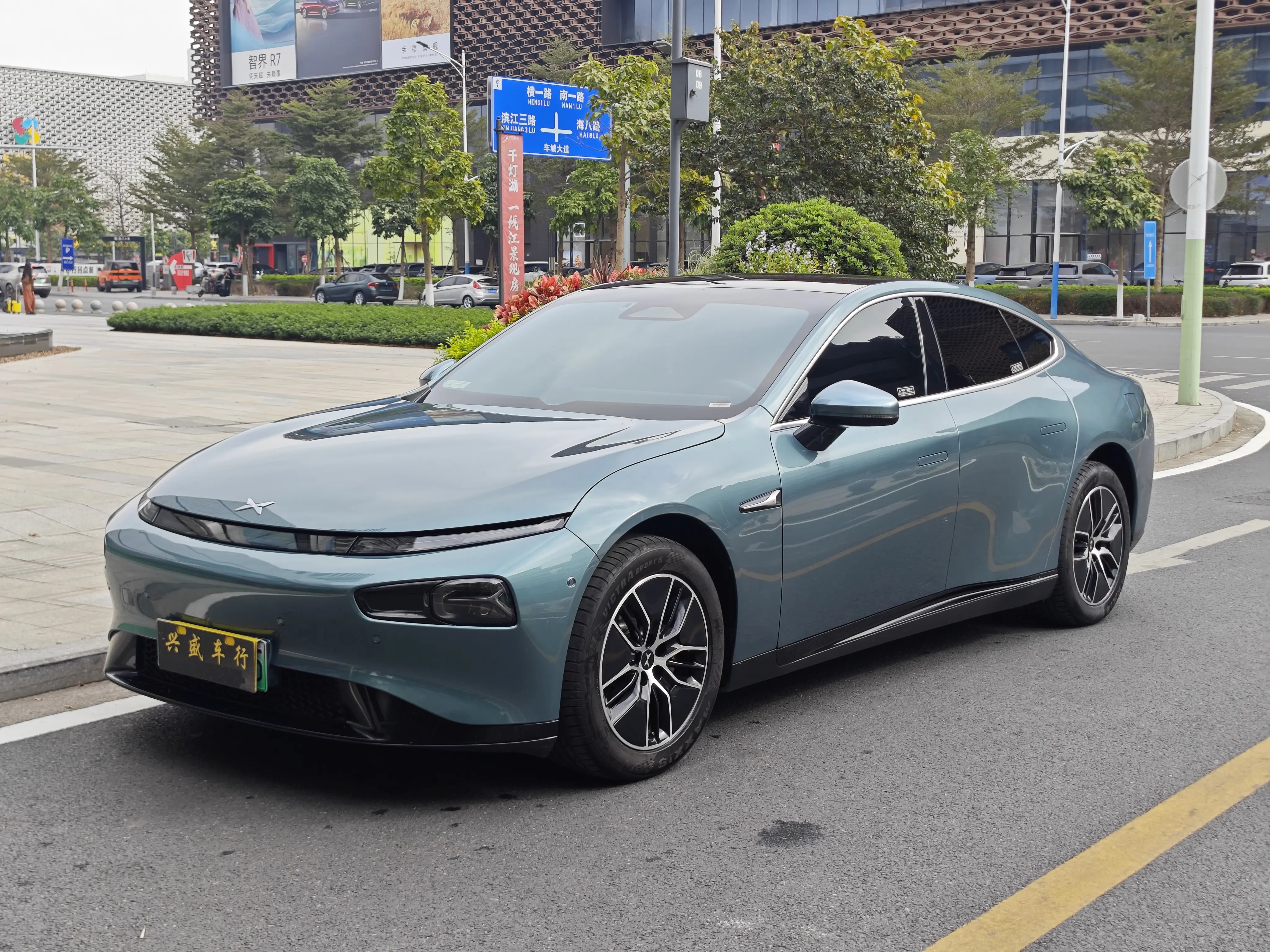 Xpeng P7  из Китая