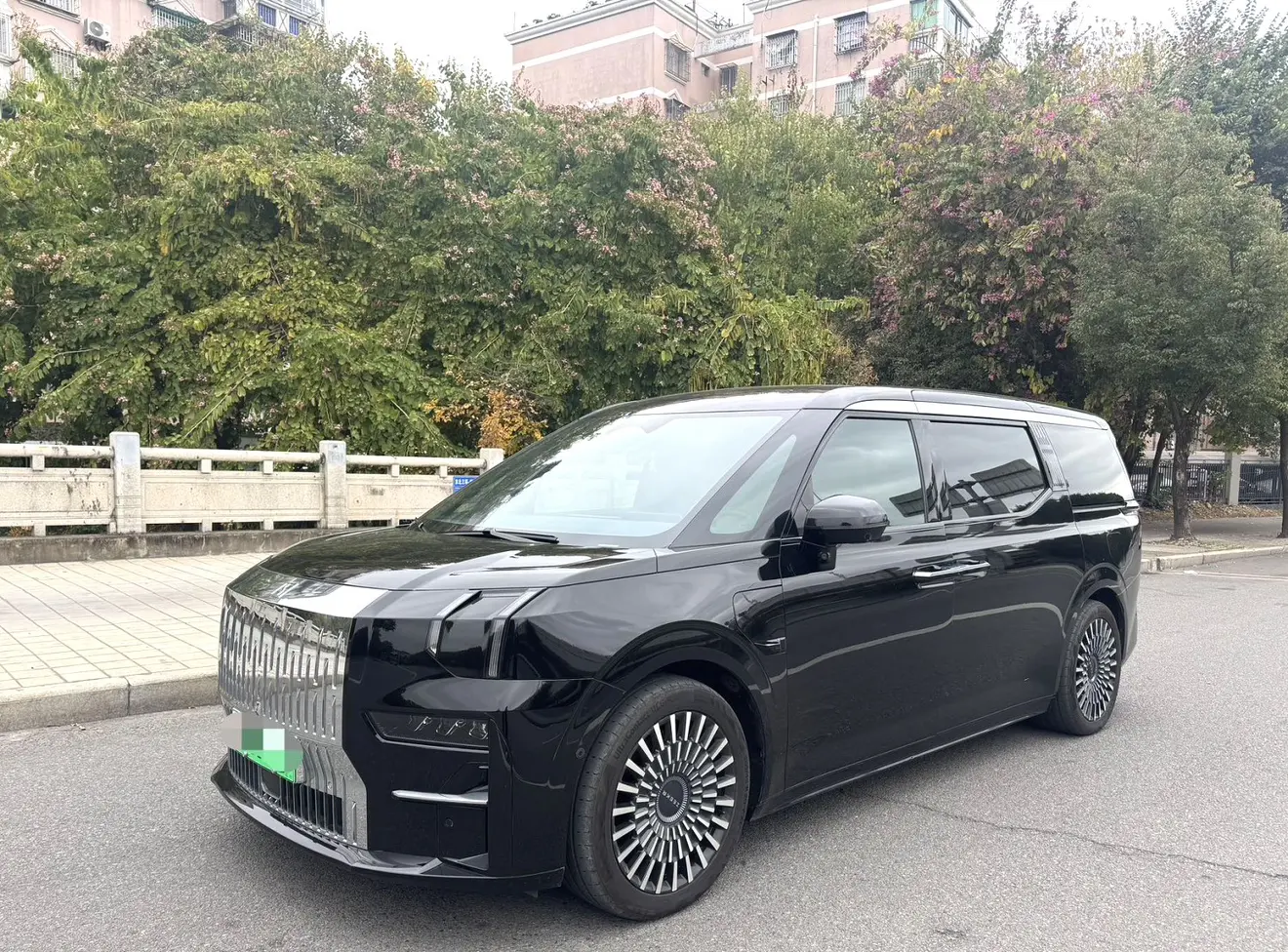 ZEEKR 009  из Китая