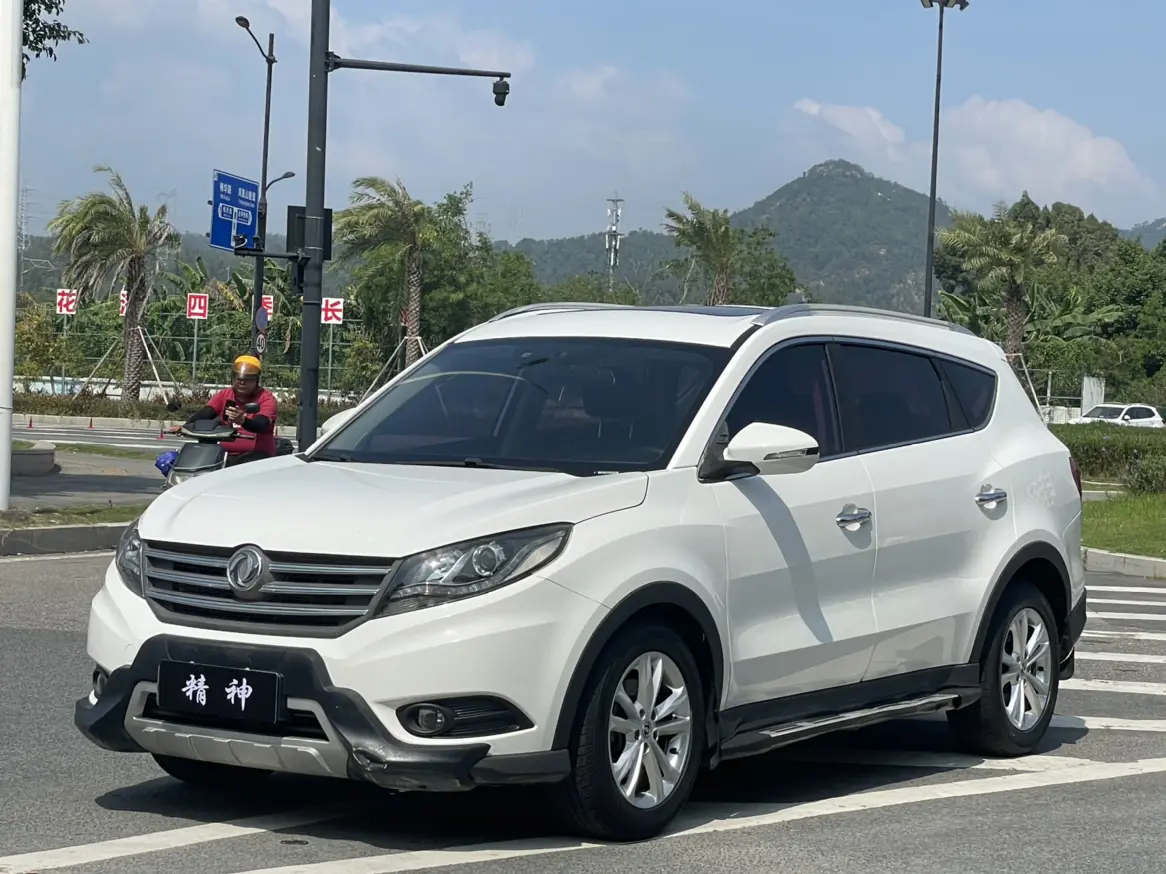 Dongfeng Fengon 580  из Китая