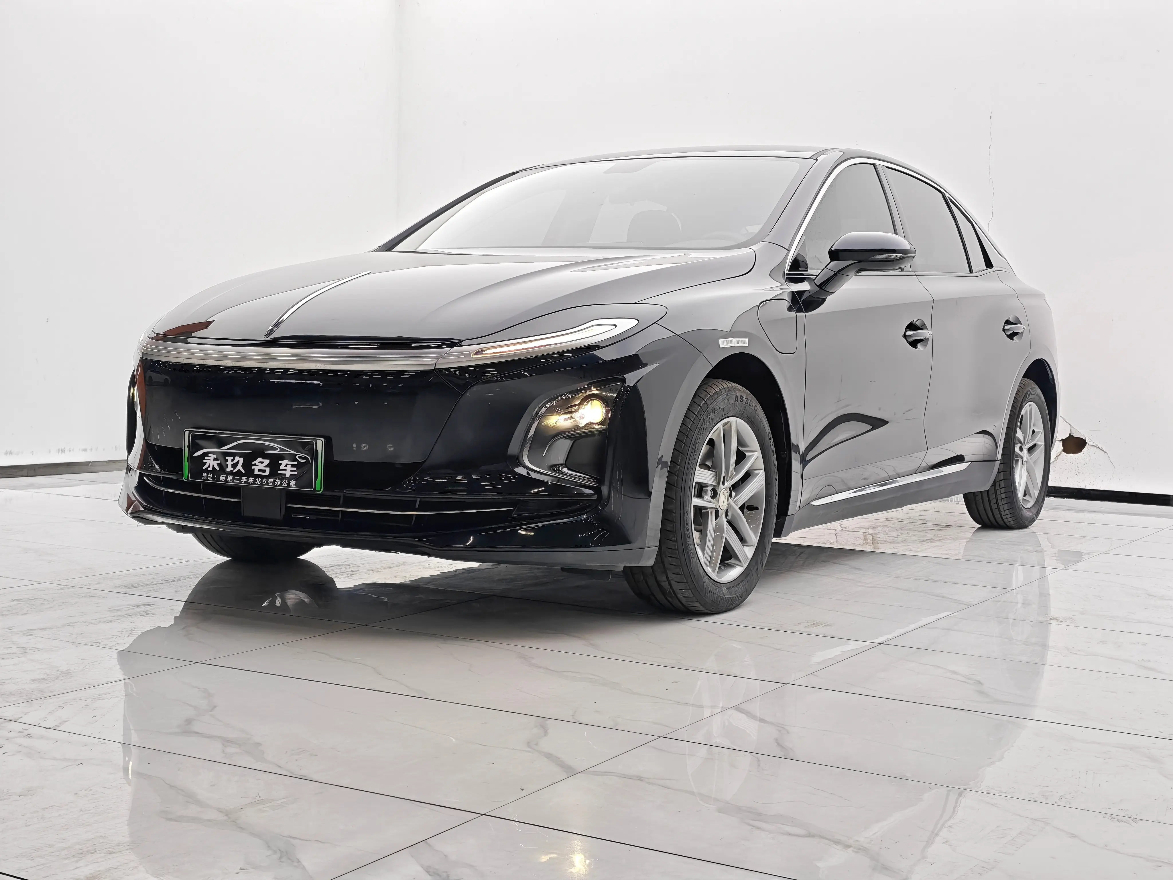 Hongqi E-QM5  из Китая