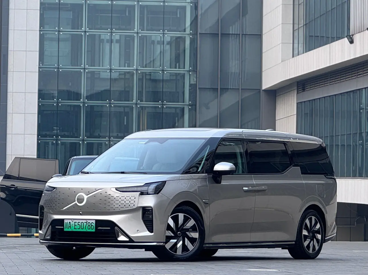 Volvo EM90  из Китая