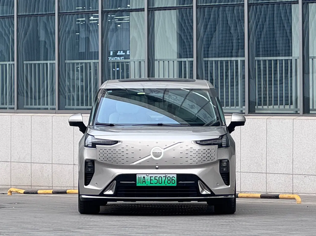 Volvo EM90  из Китая