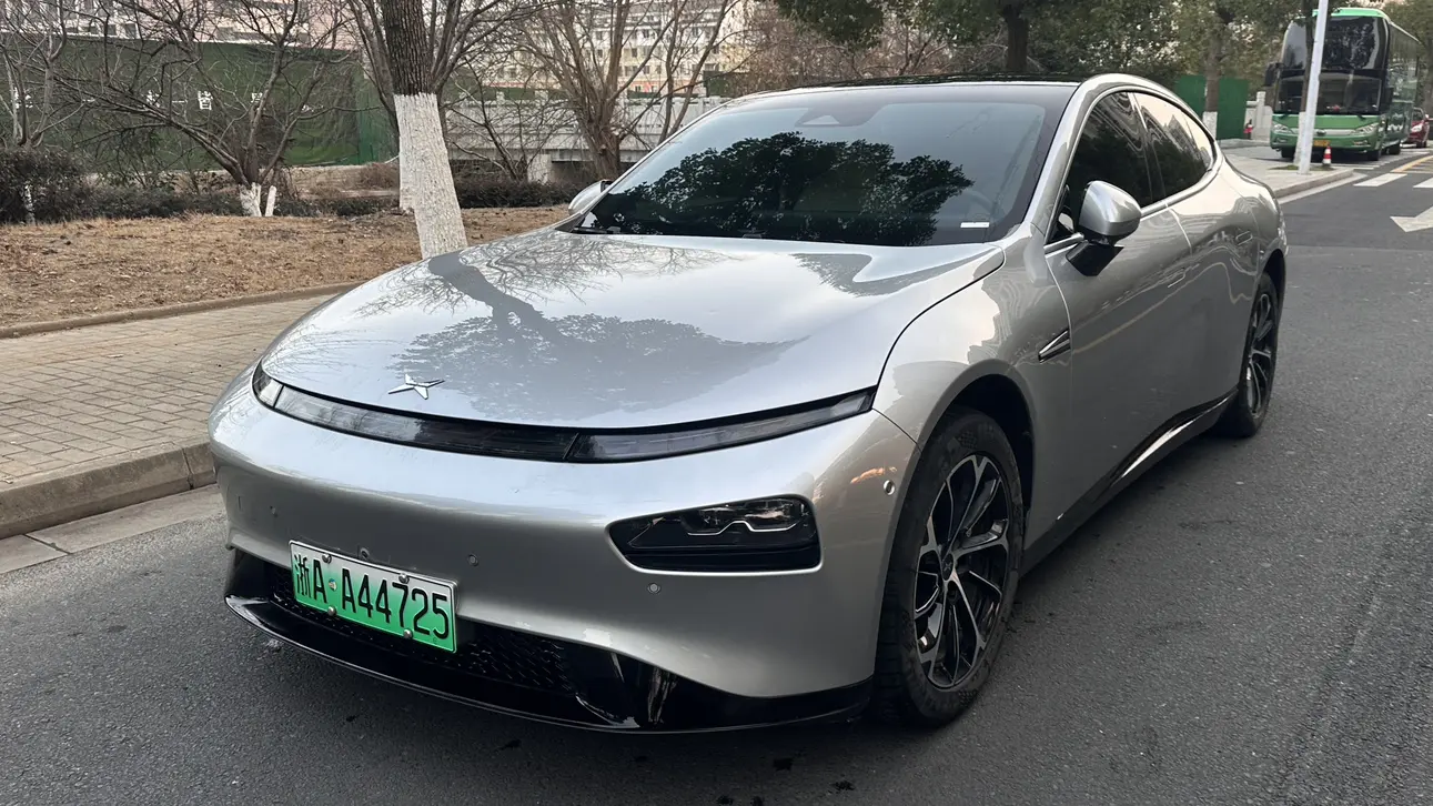 Xpeng P7  из Китая