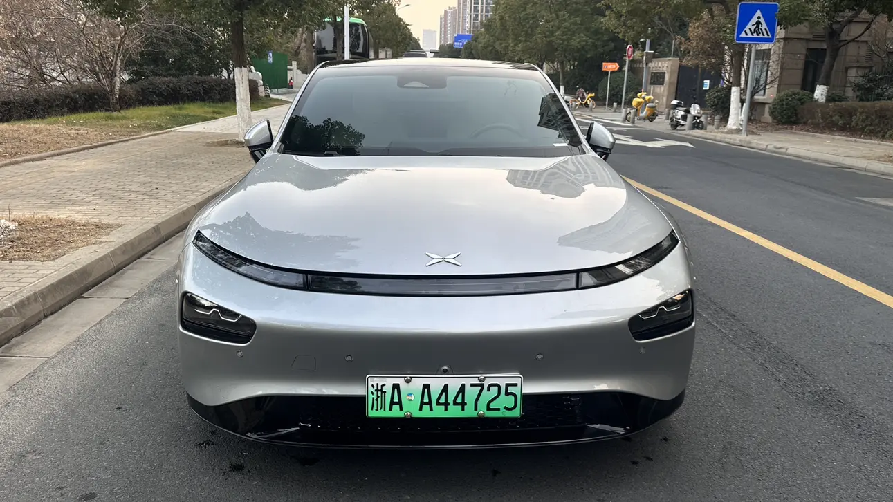 Xpeng P7  из Китая