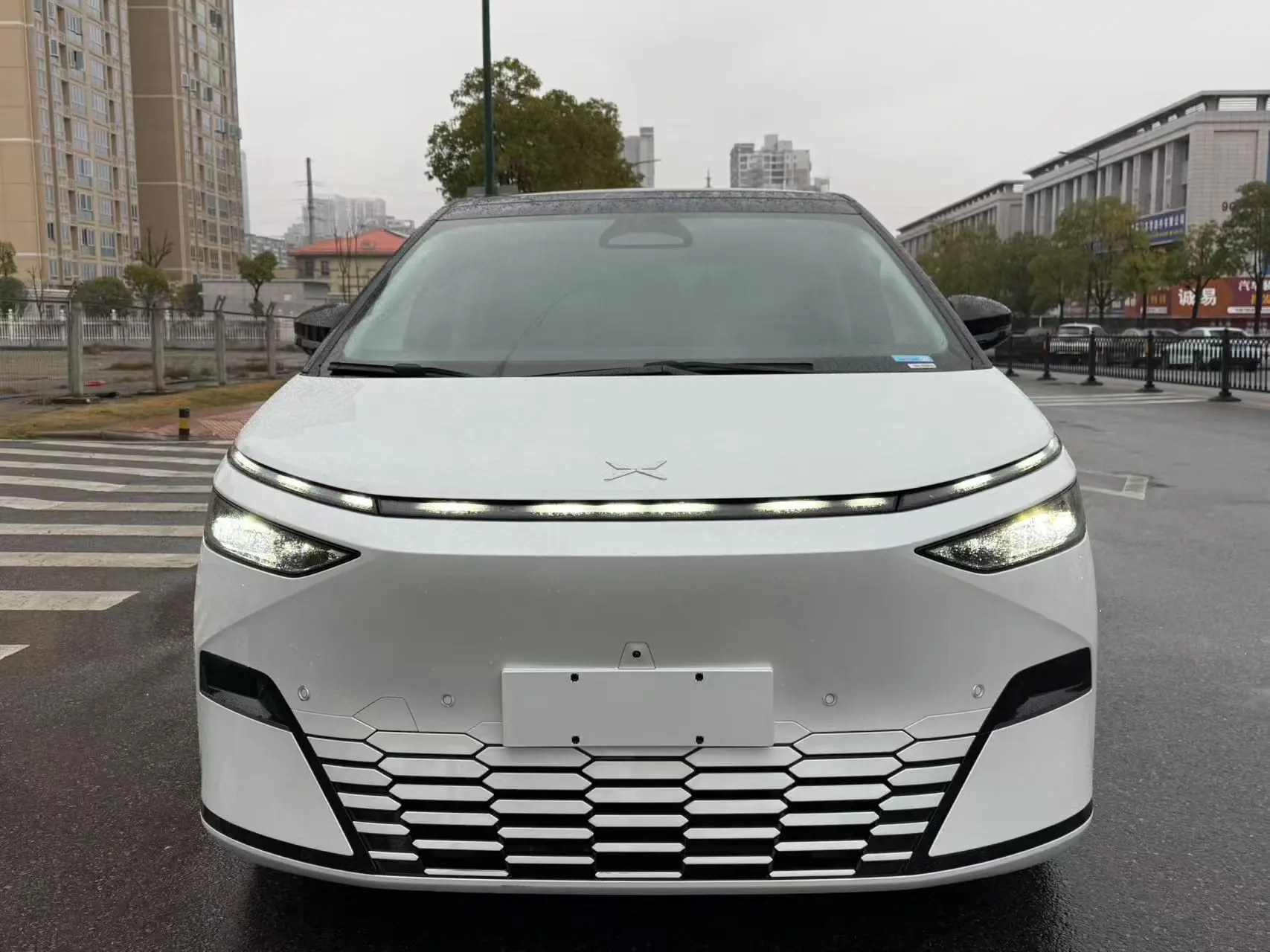 Xpeng X9  из Китая