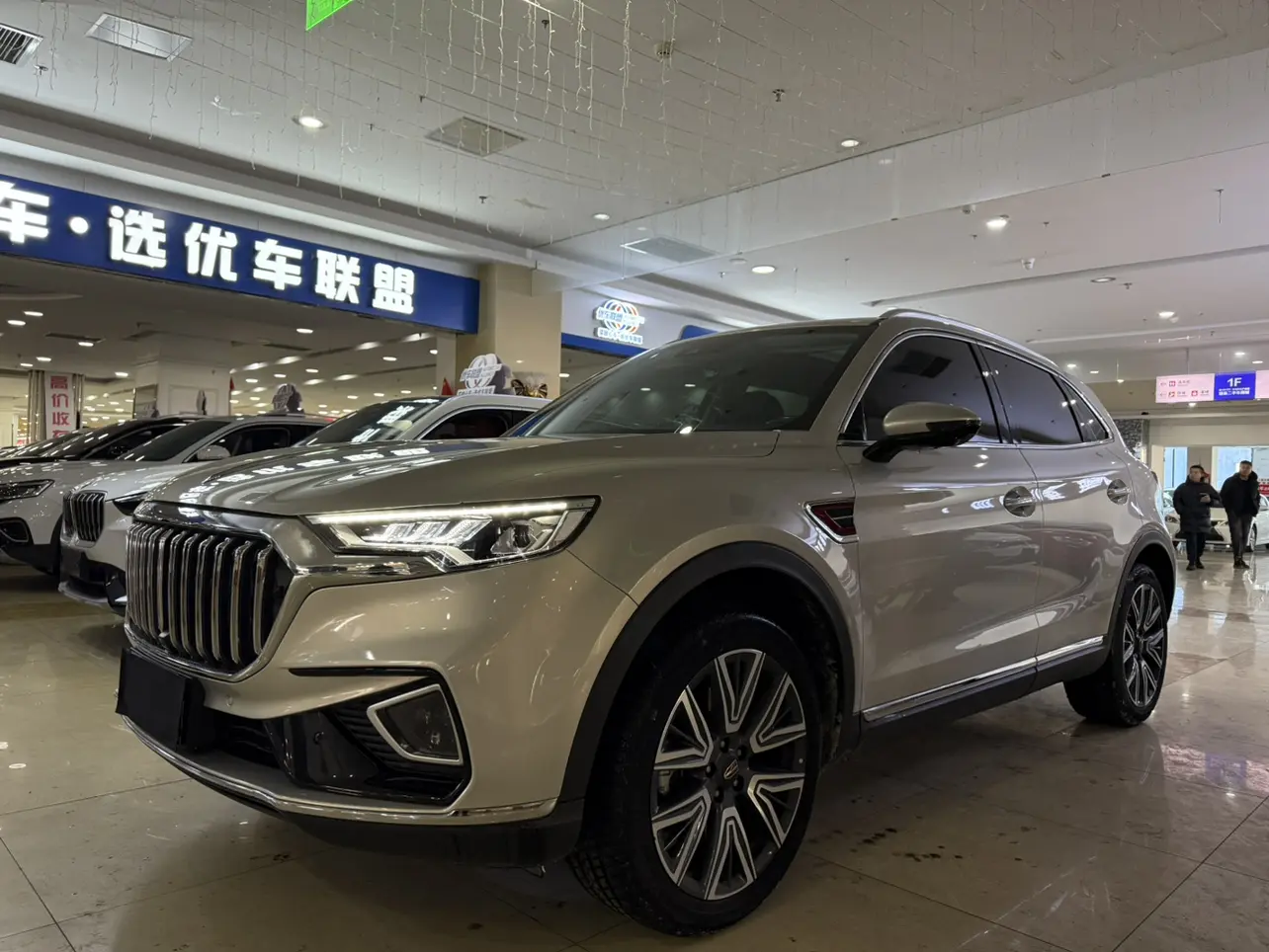 Hongqi HS5  из Китая