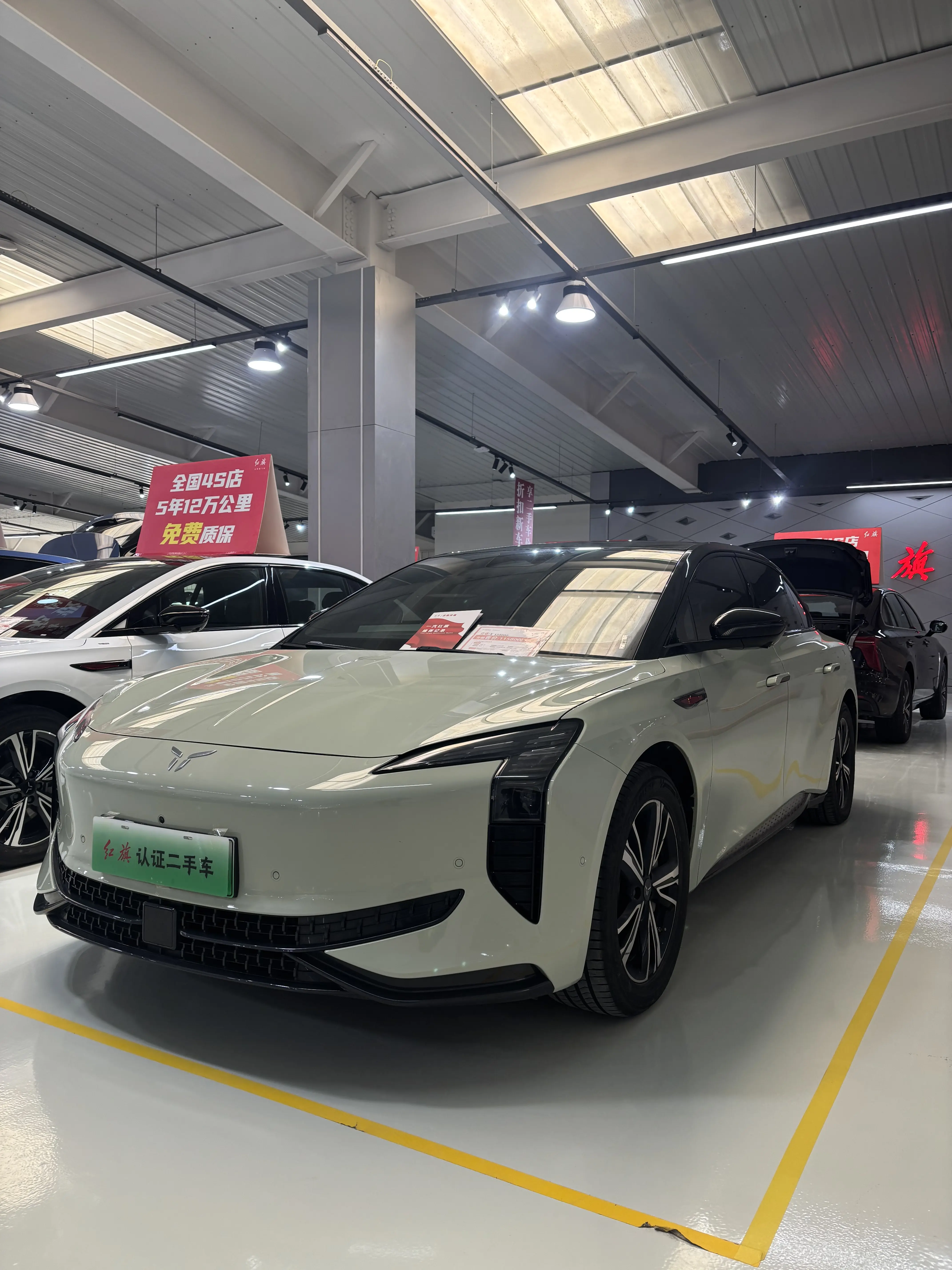 Hongqi EH7  из Китая