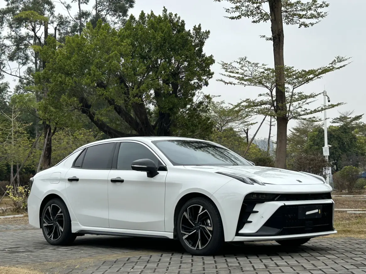 Lynk & Co 03