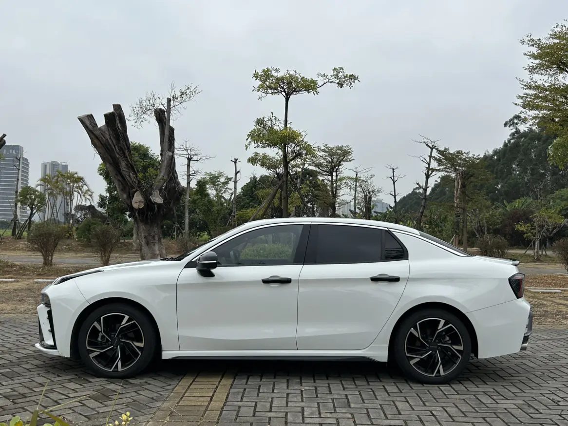 Lynk & Co 03