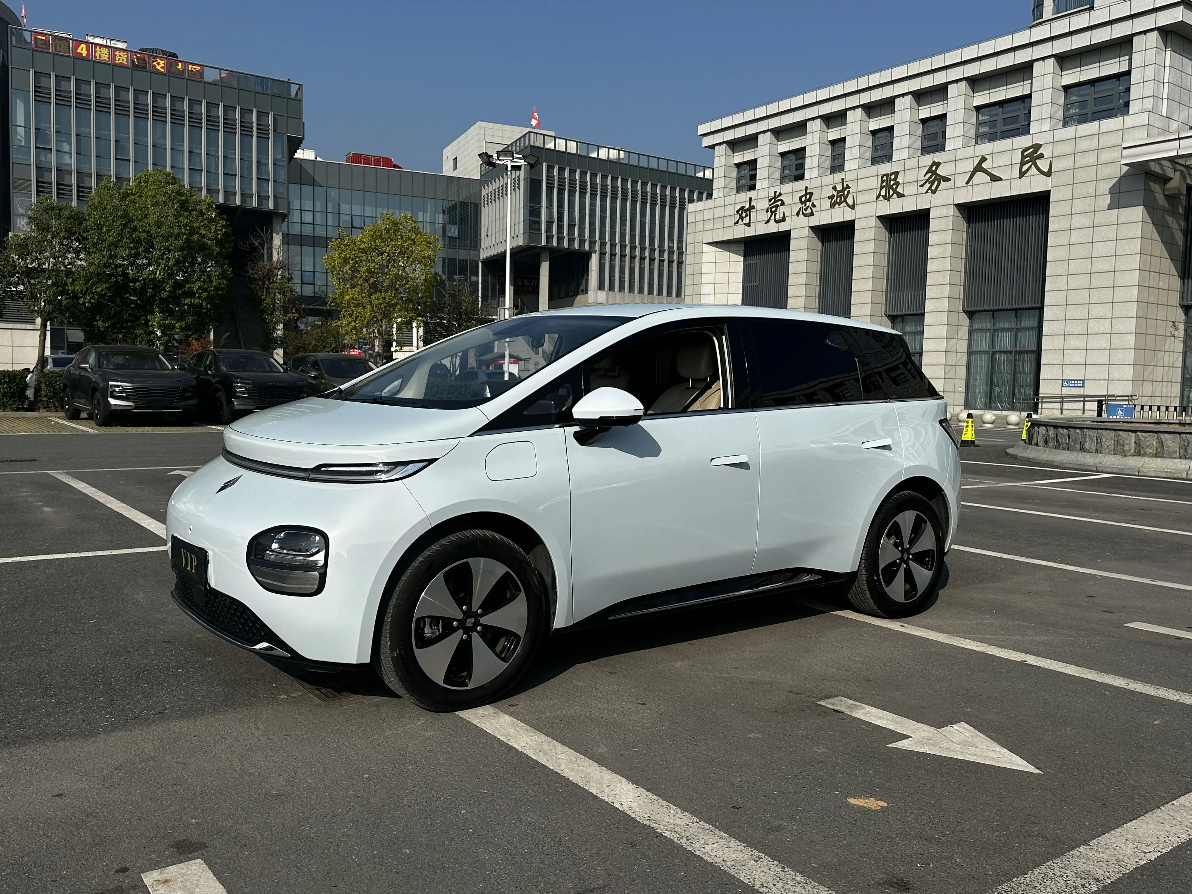 Baojun Clouds  из Китая