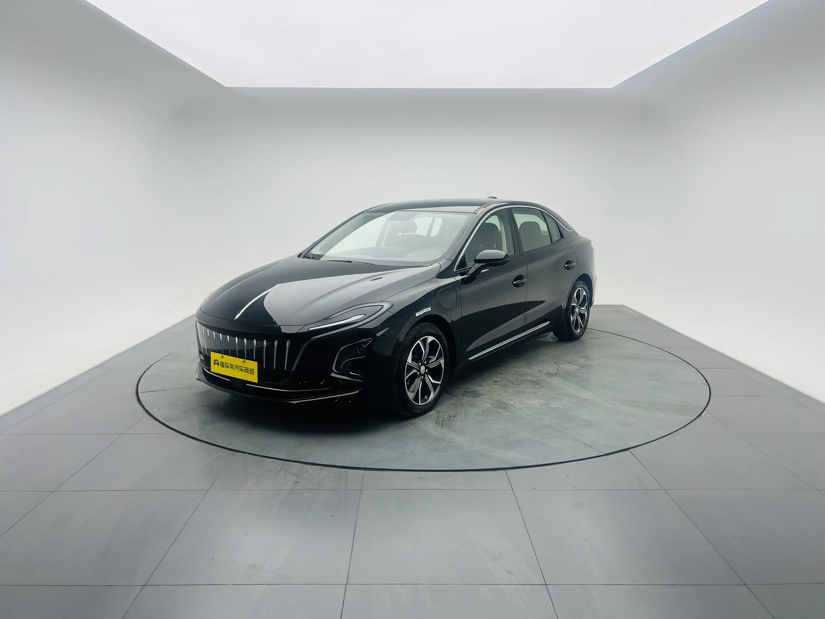 Hongqi E-QM5  из Китая