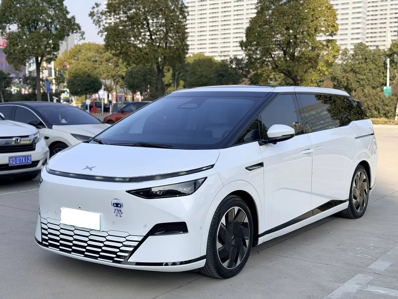 Xpeng X9  из Китая