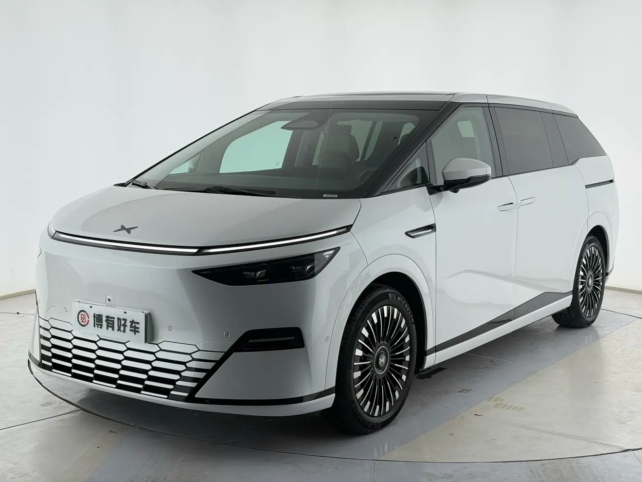 Xpeng X9  из Китая