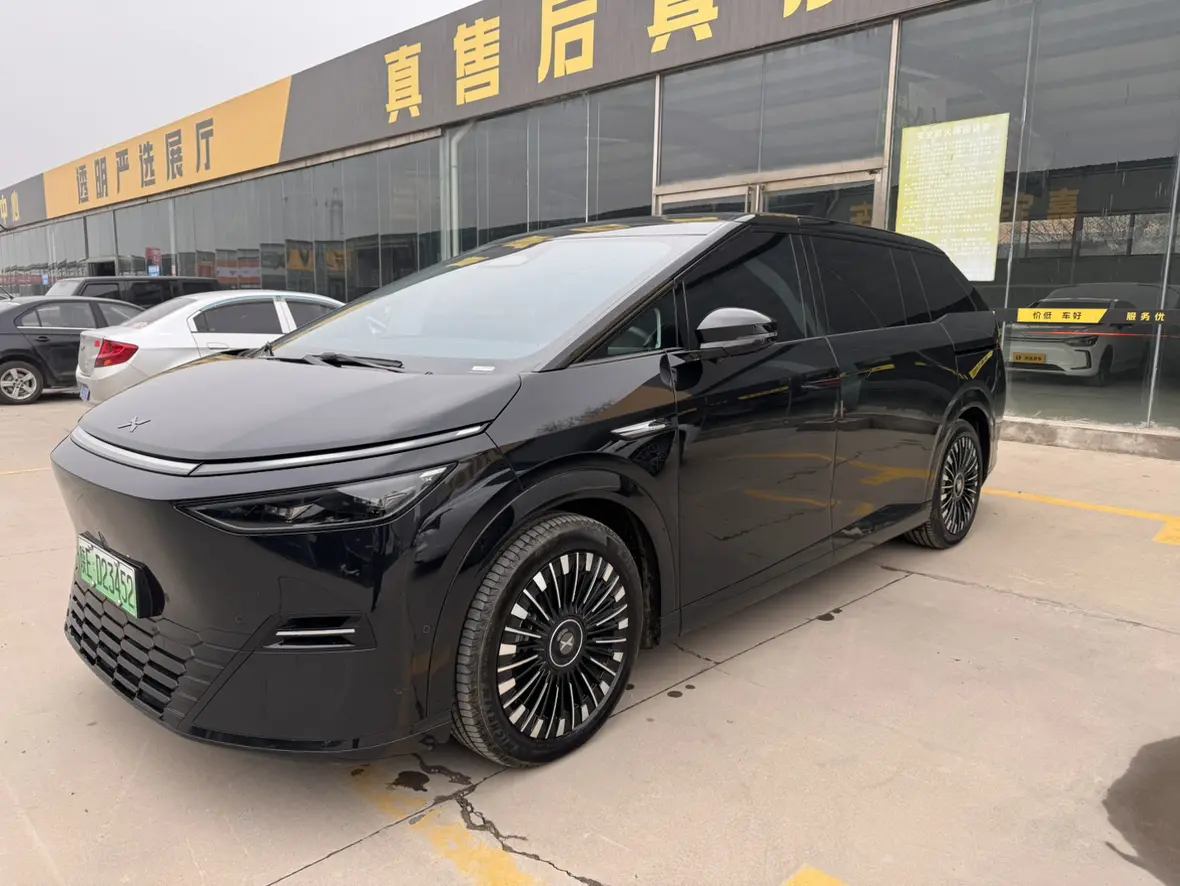 Xpeng X9  из Китая