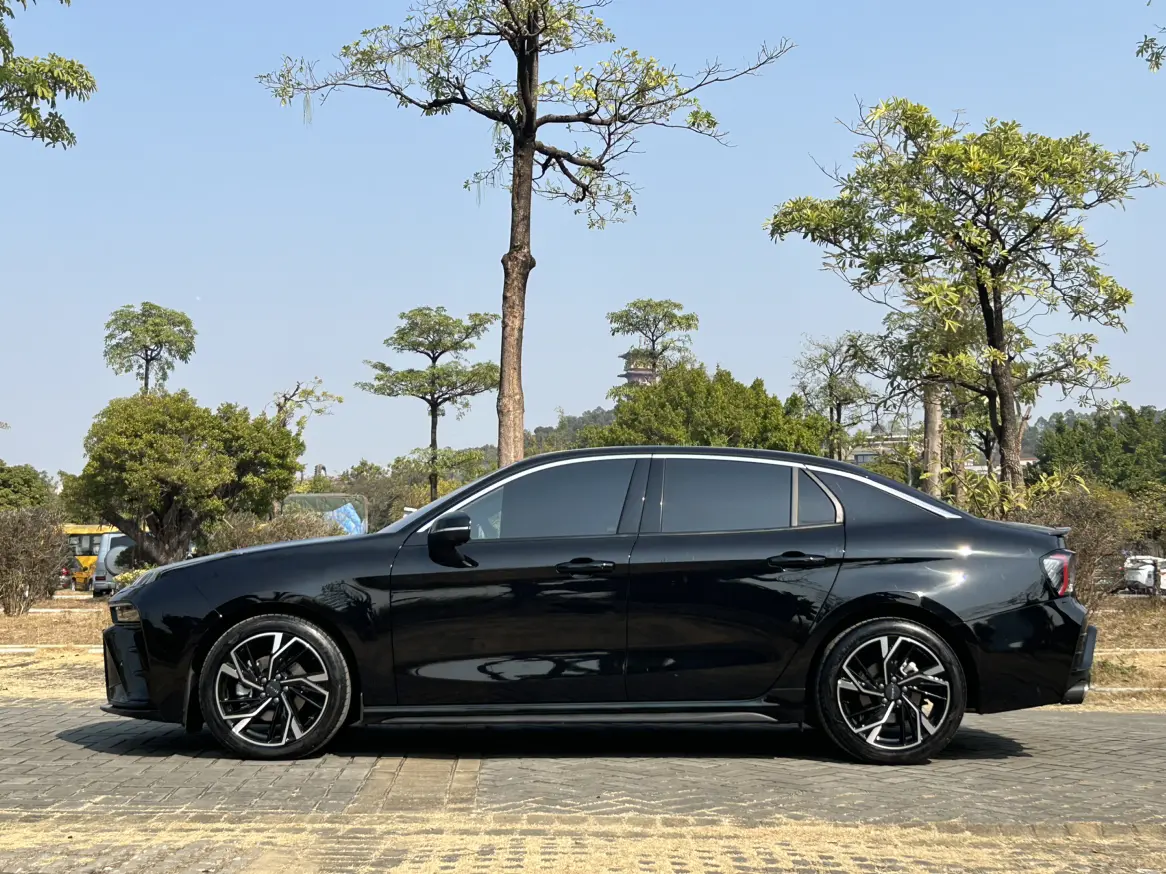 Lynk & Co 03