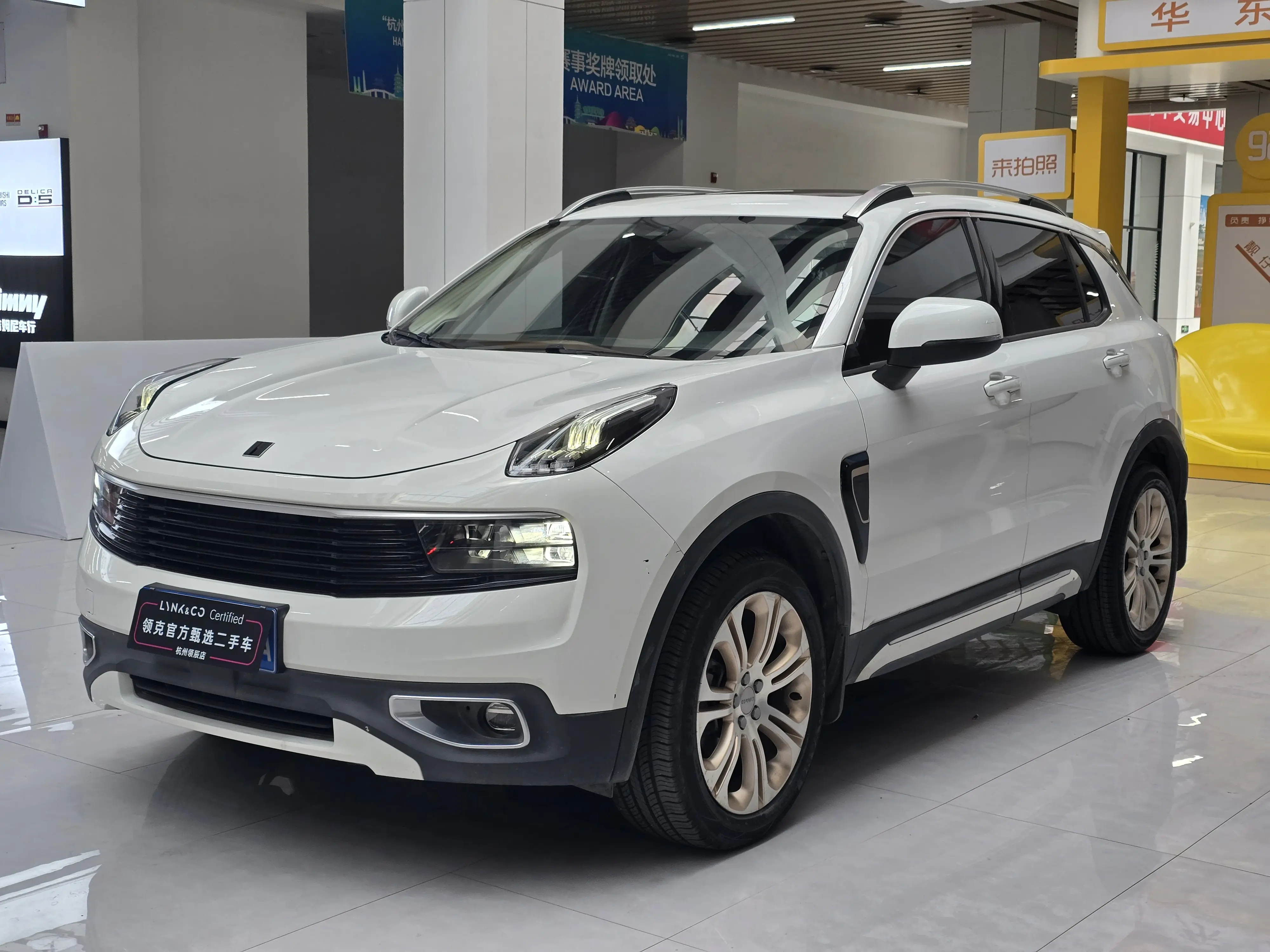 Lynk & Co 01  из Китая