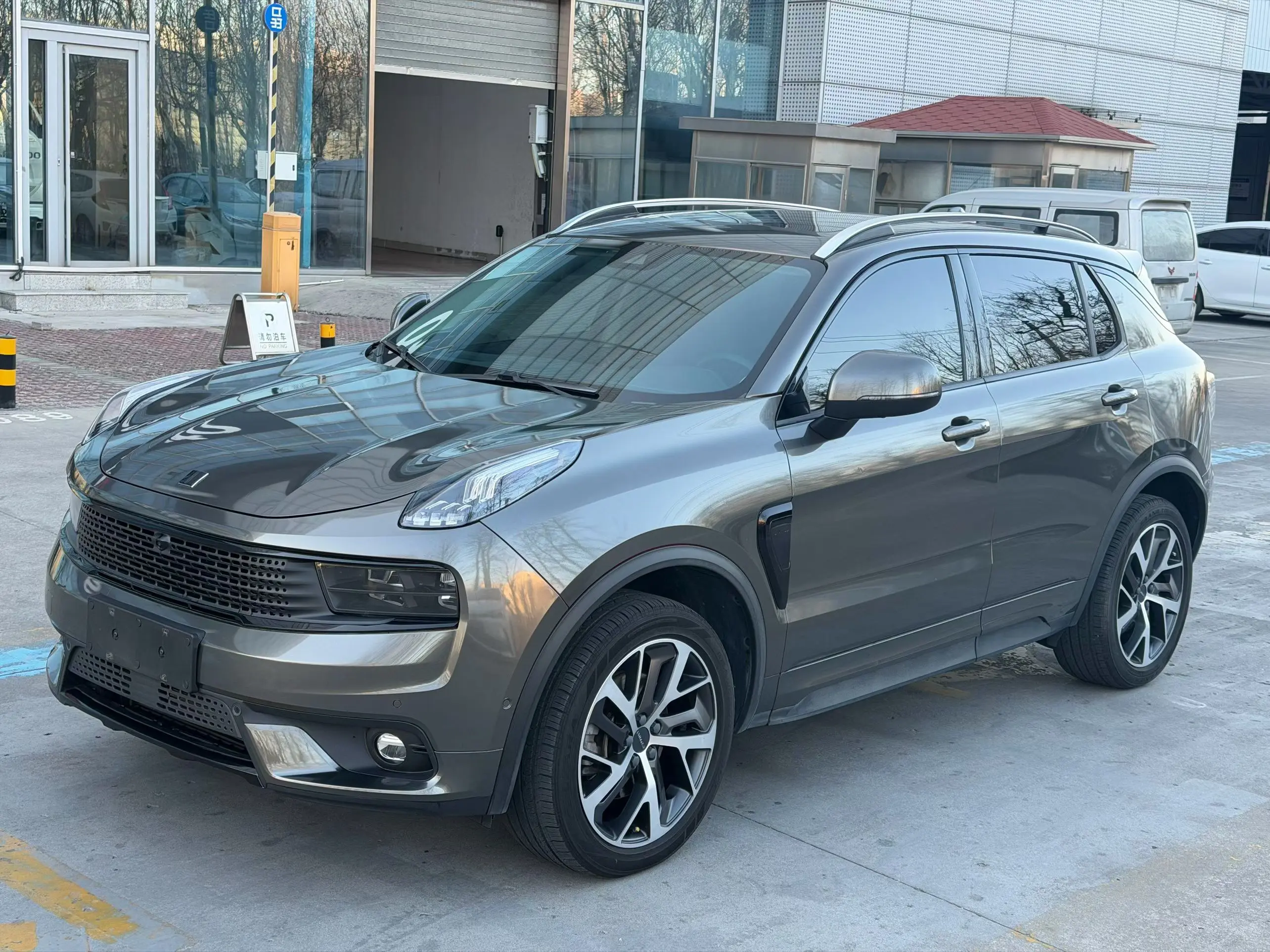 Lynk & Co 01  из Китая