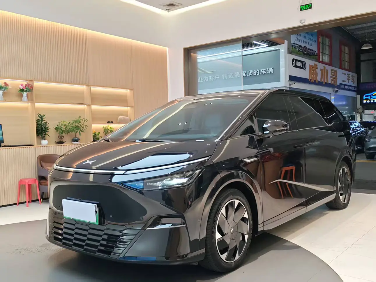 Xpeng X9  из Китая