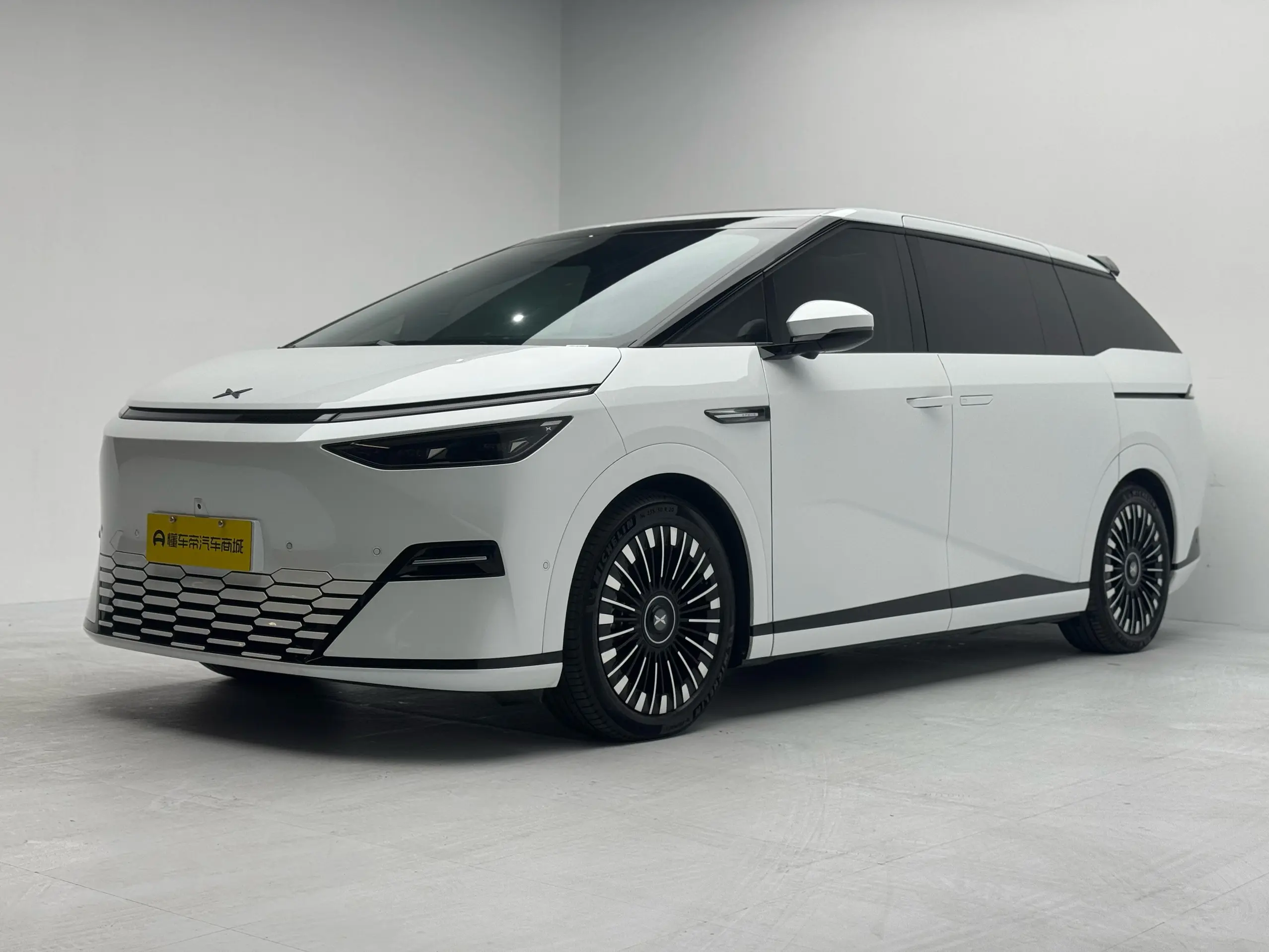 Xpeng X9  из Китая