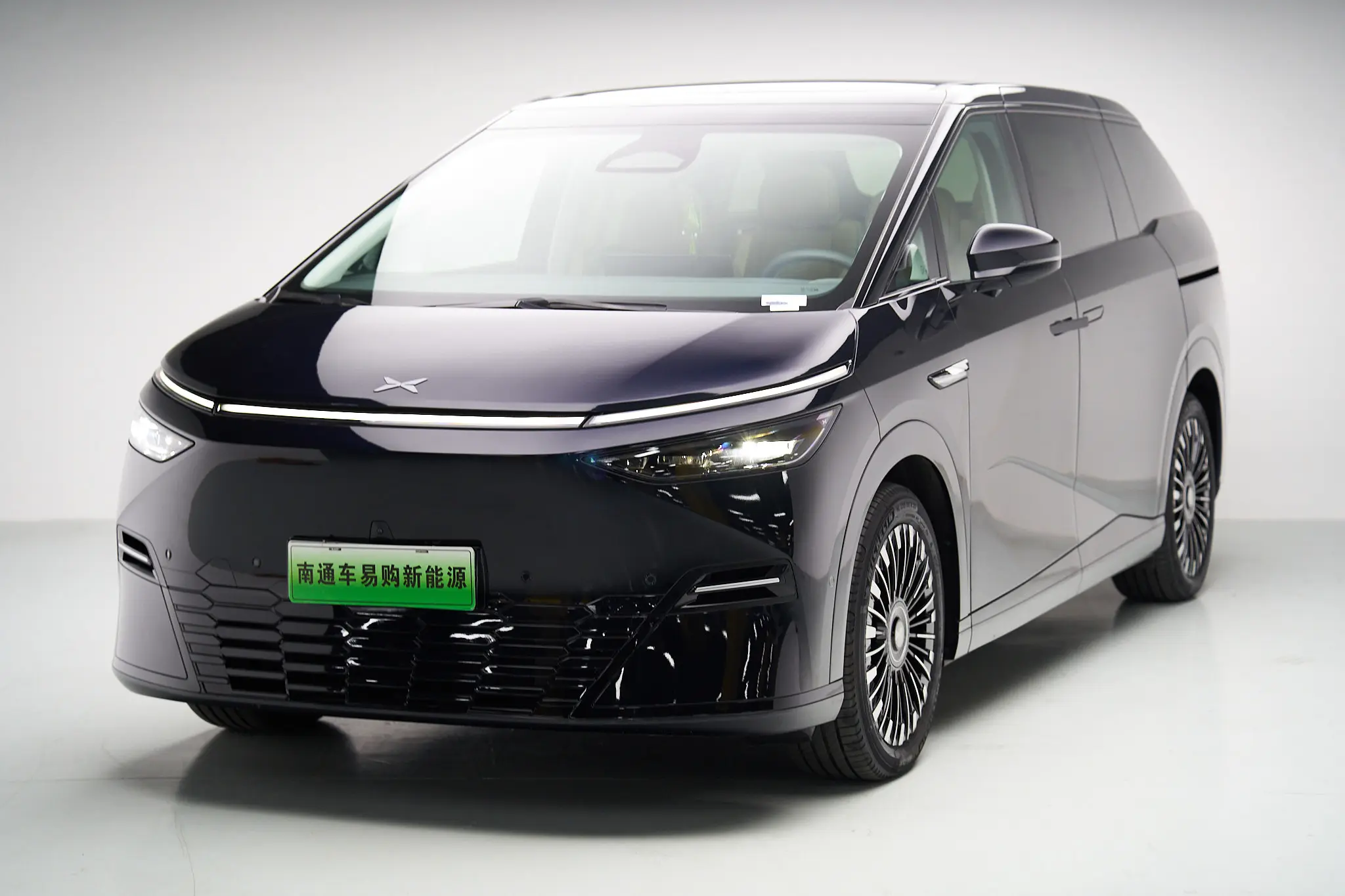 Xpeng X9  из Китая