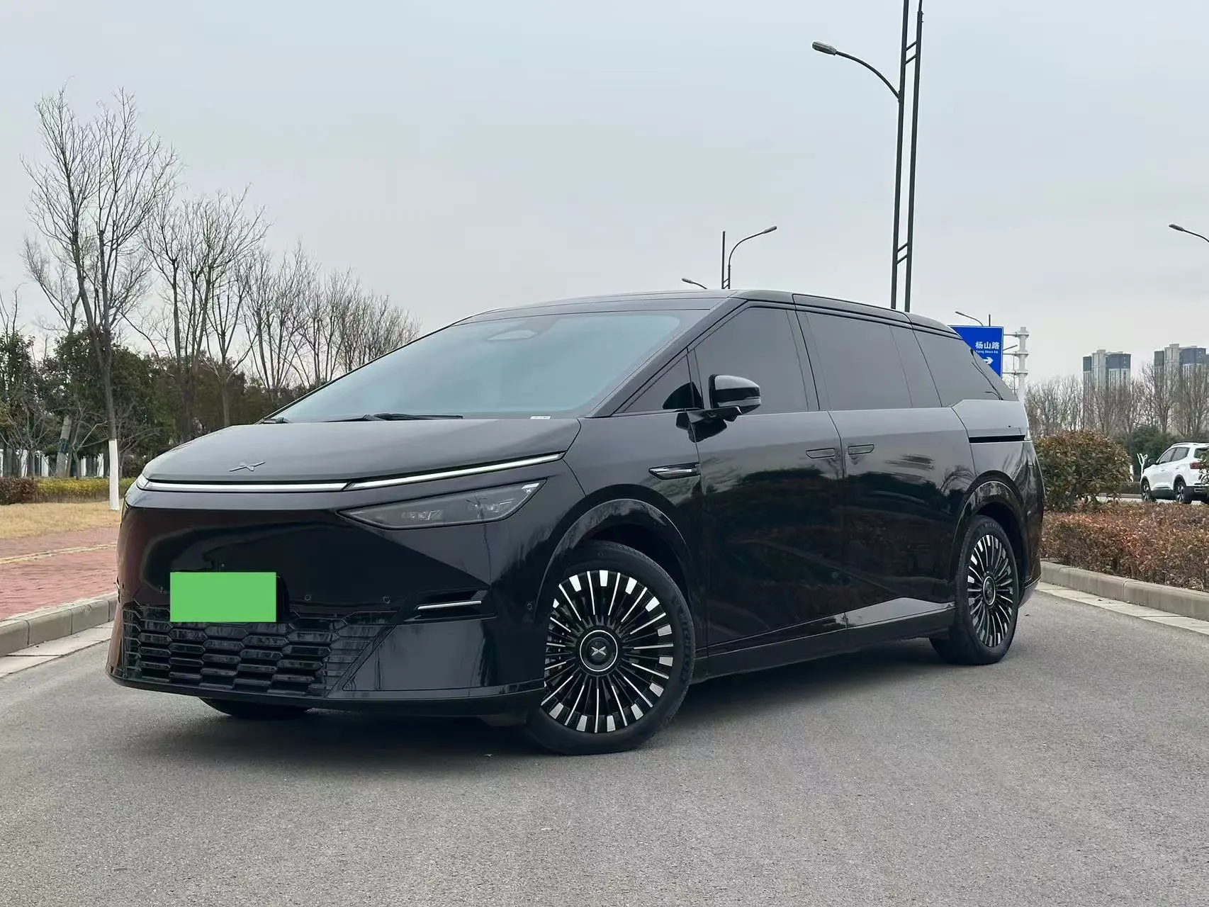 Xpeng X9  из Китая