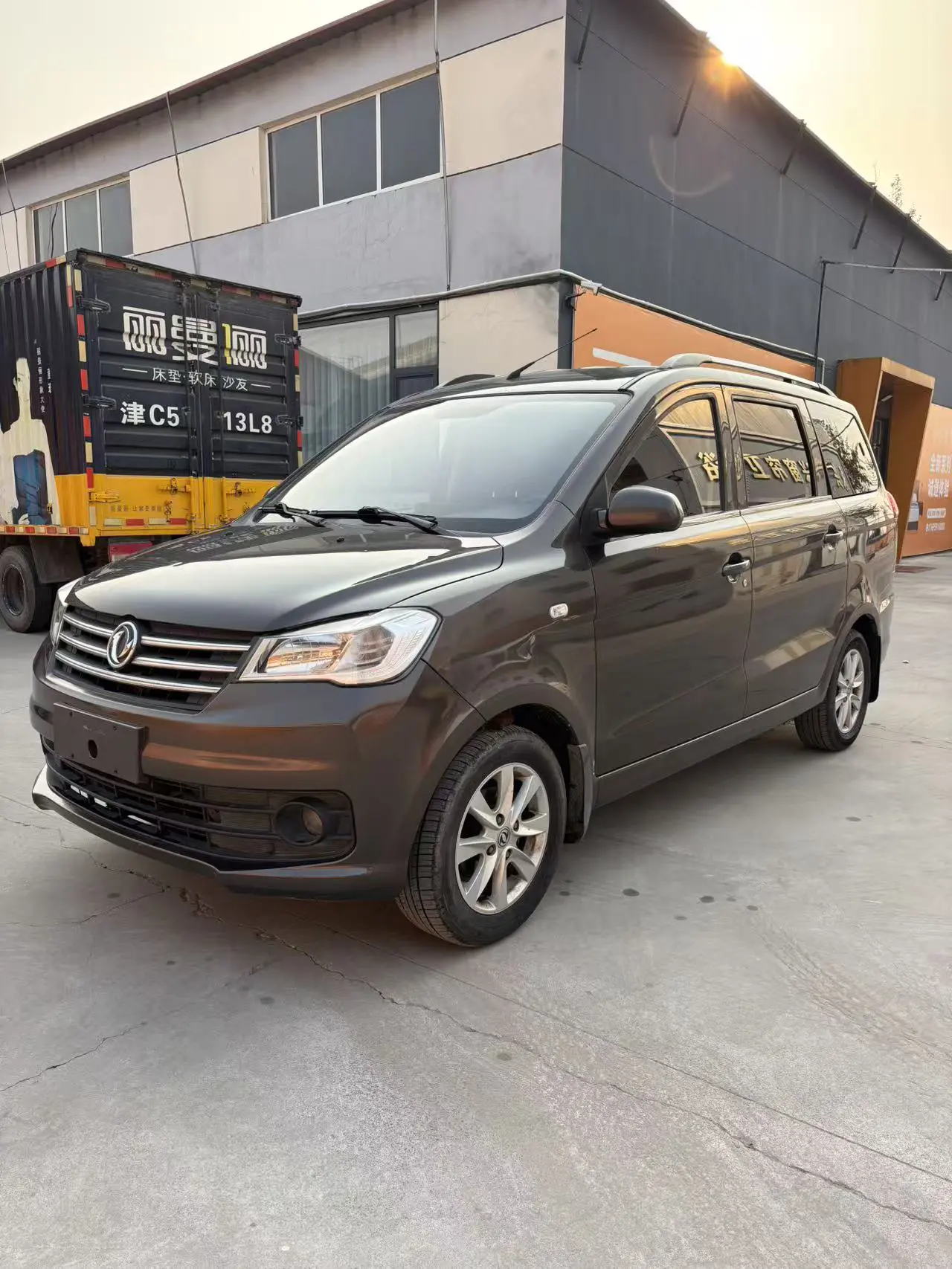 Dongfeng Fengon 330  из Китая