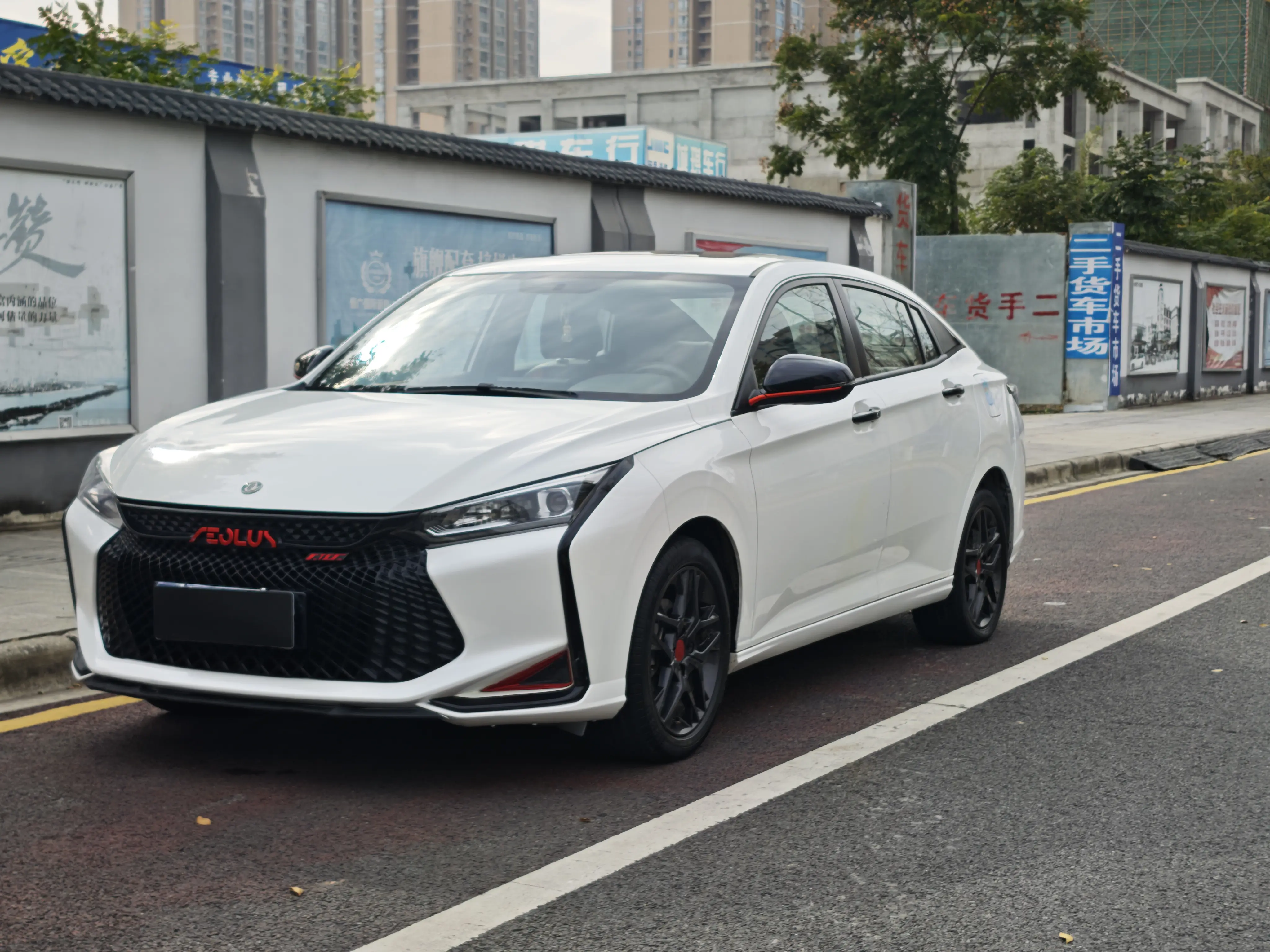 Dongfeng Yixuan  из Китая