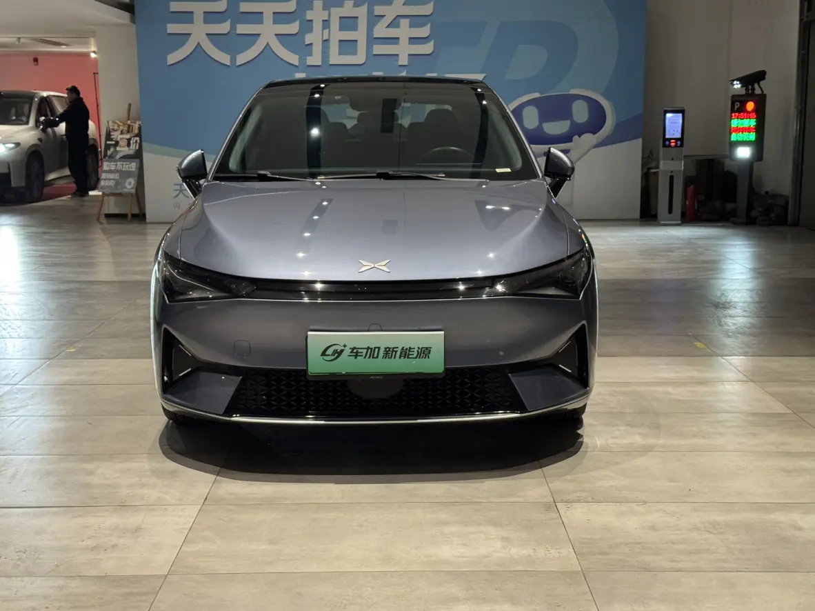 Xpeng P5  из Китая