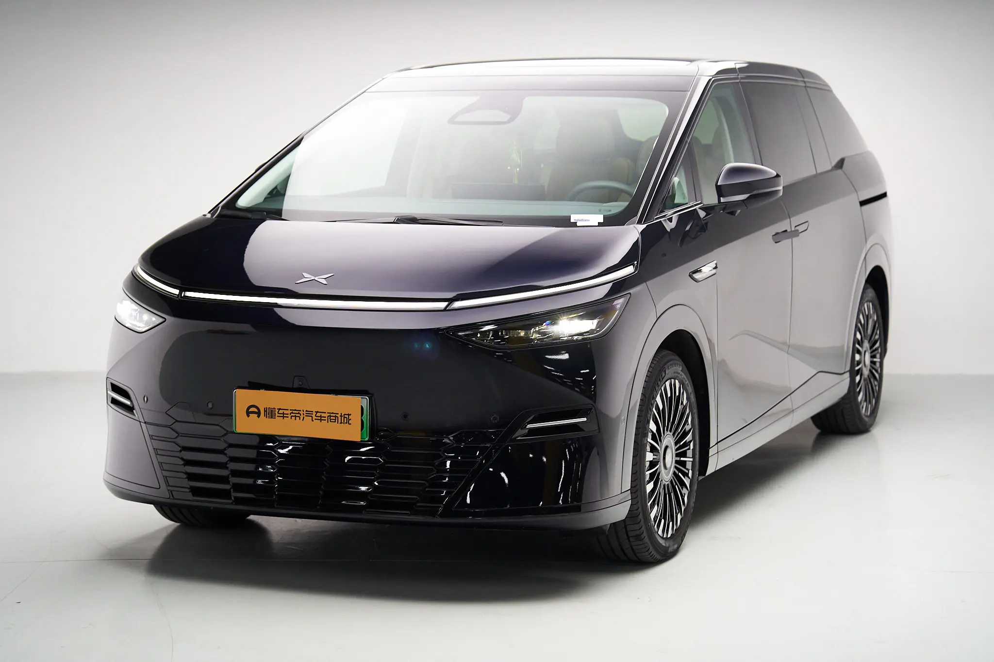 Xpeng X9  из Китая