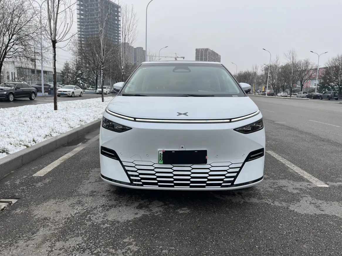 Xpeng X9  из Китая