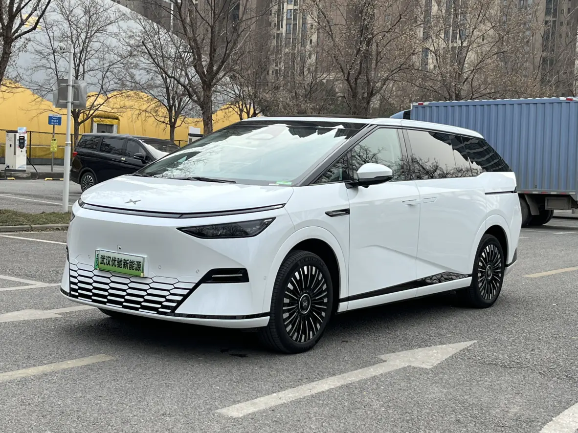 Xpeng X9  из Китая