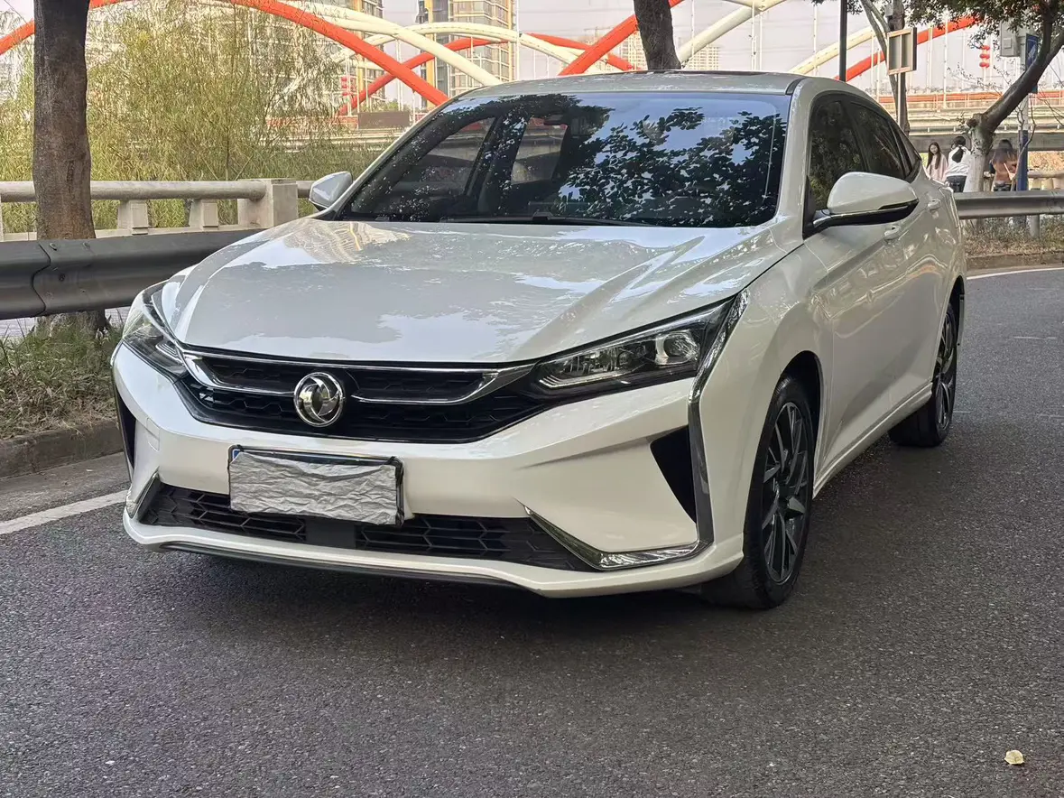 Dongfeng Yixuan  из Китая