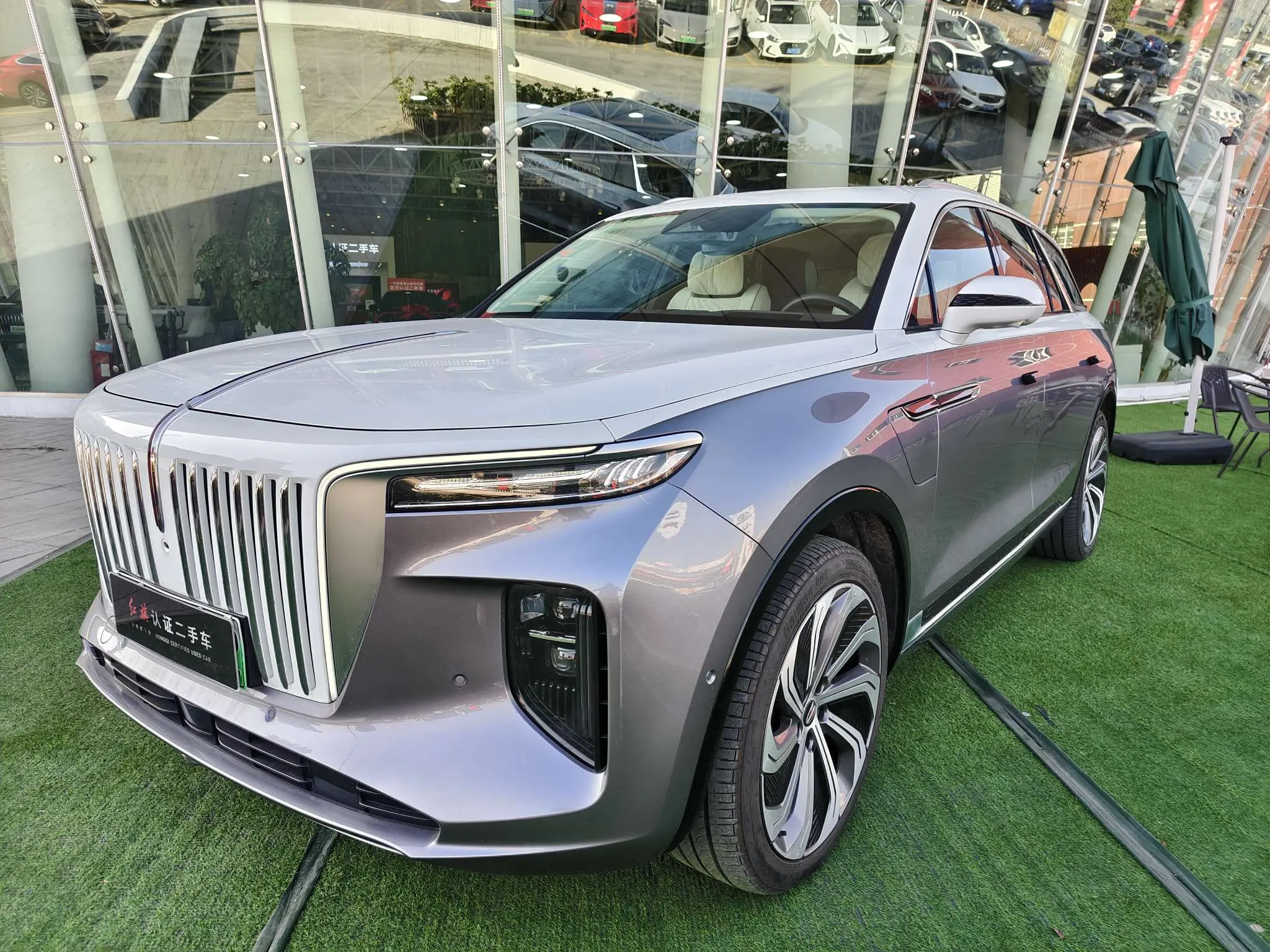 Hongqi E-HS9  из Китая