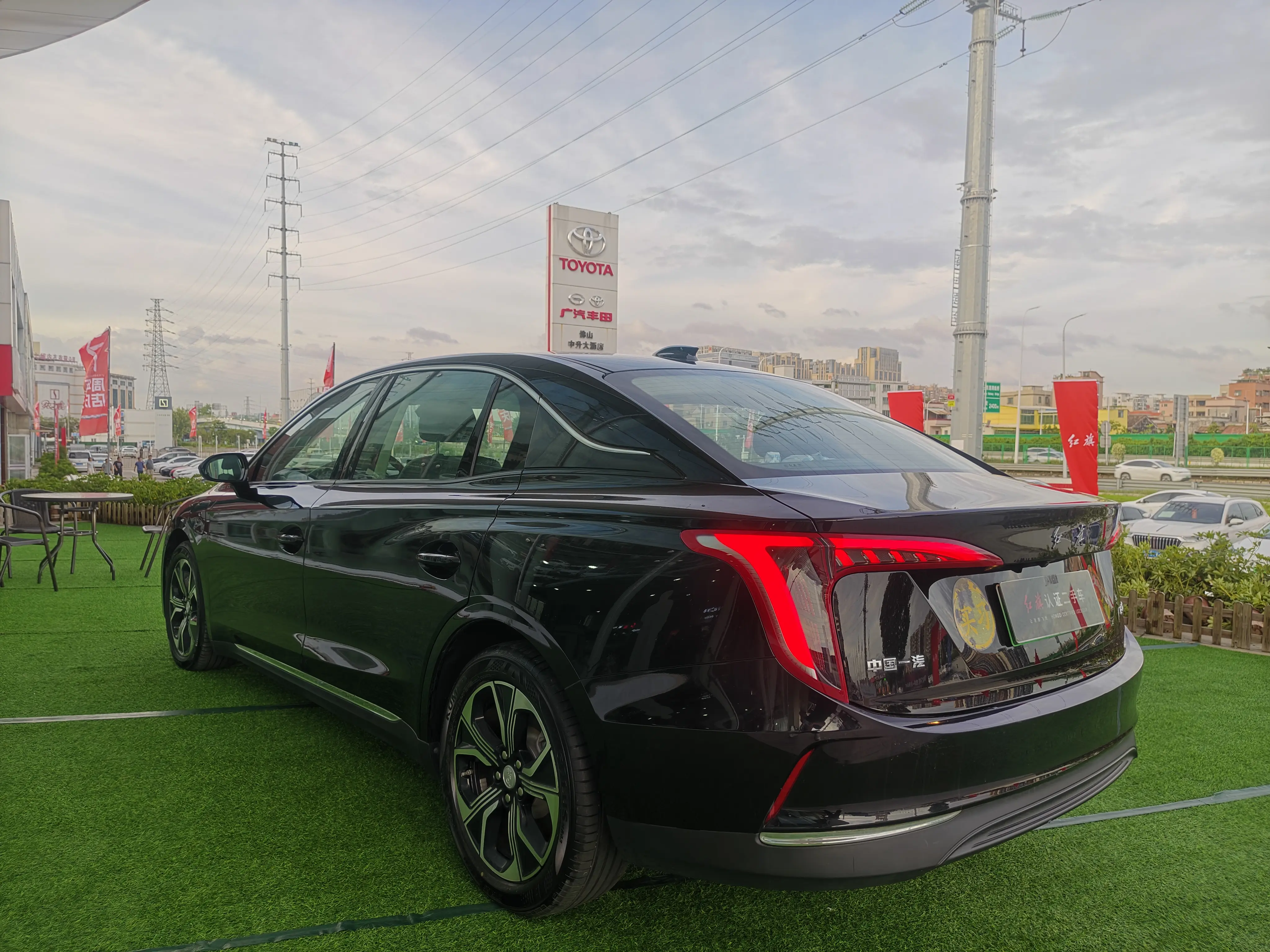 Hongqi E-QM5  из Китая