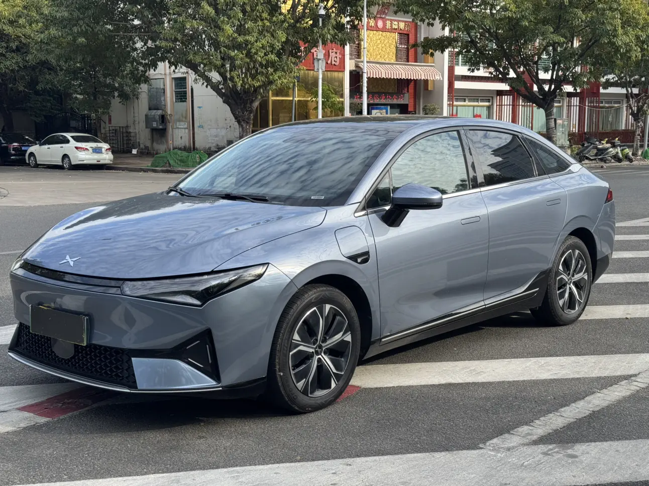 Xpeng P5  из Китая