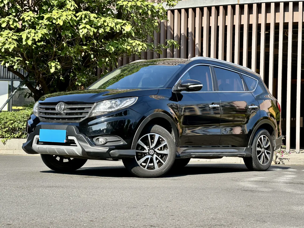 Dongfeng Fengon 580  из Китая