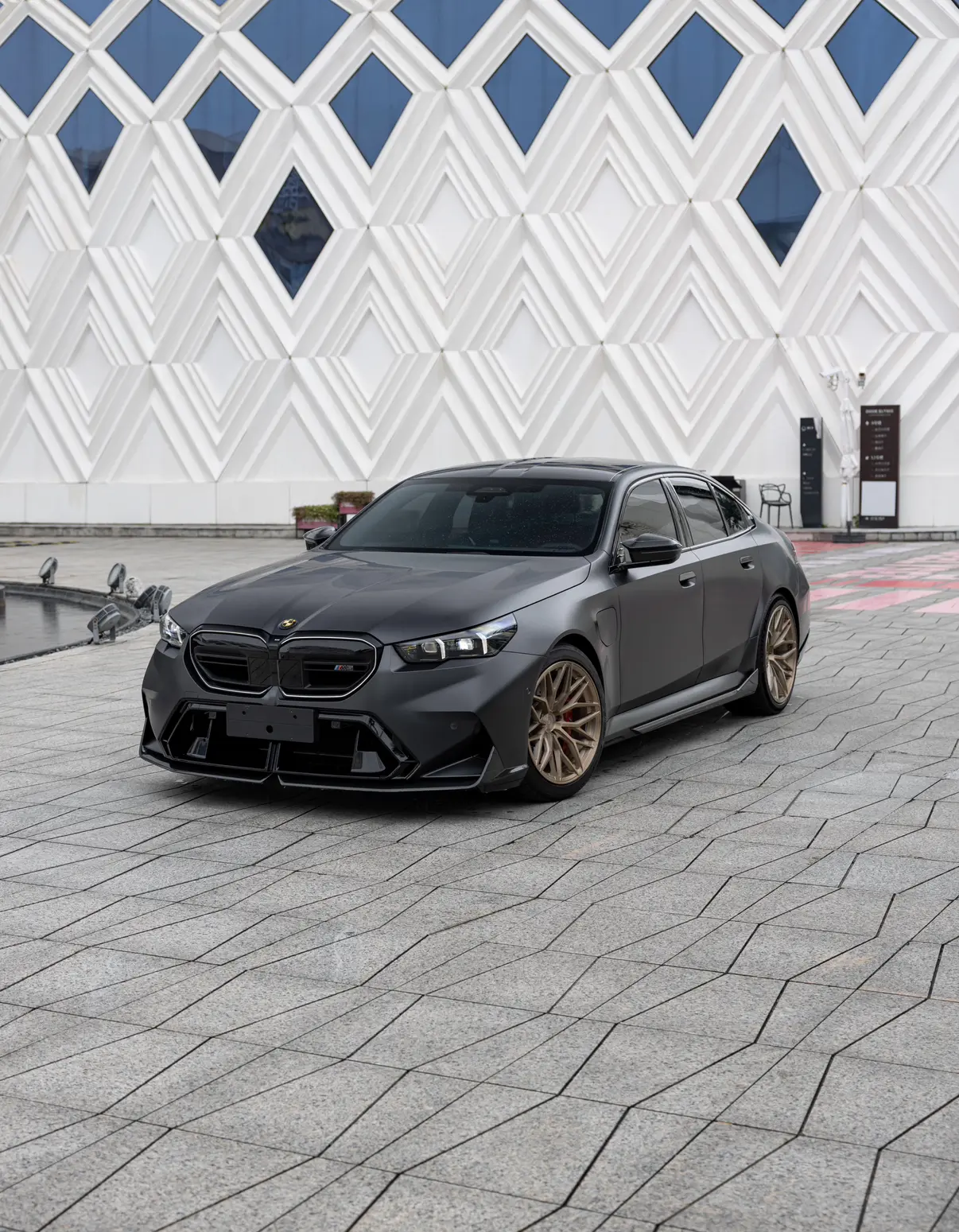 BMW M5 PHEV  из Китая