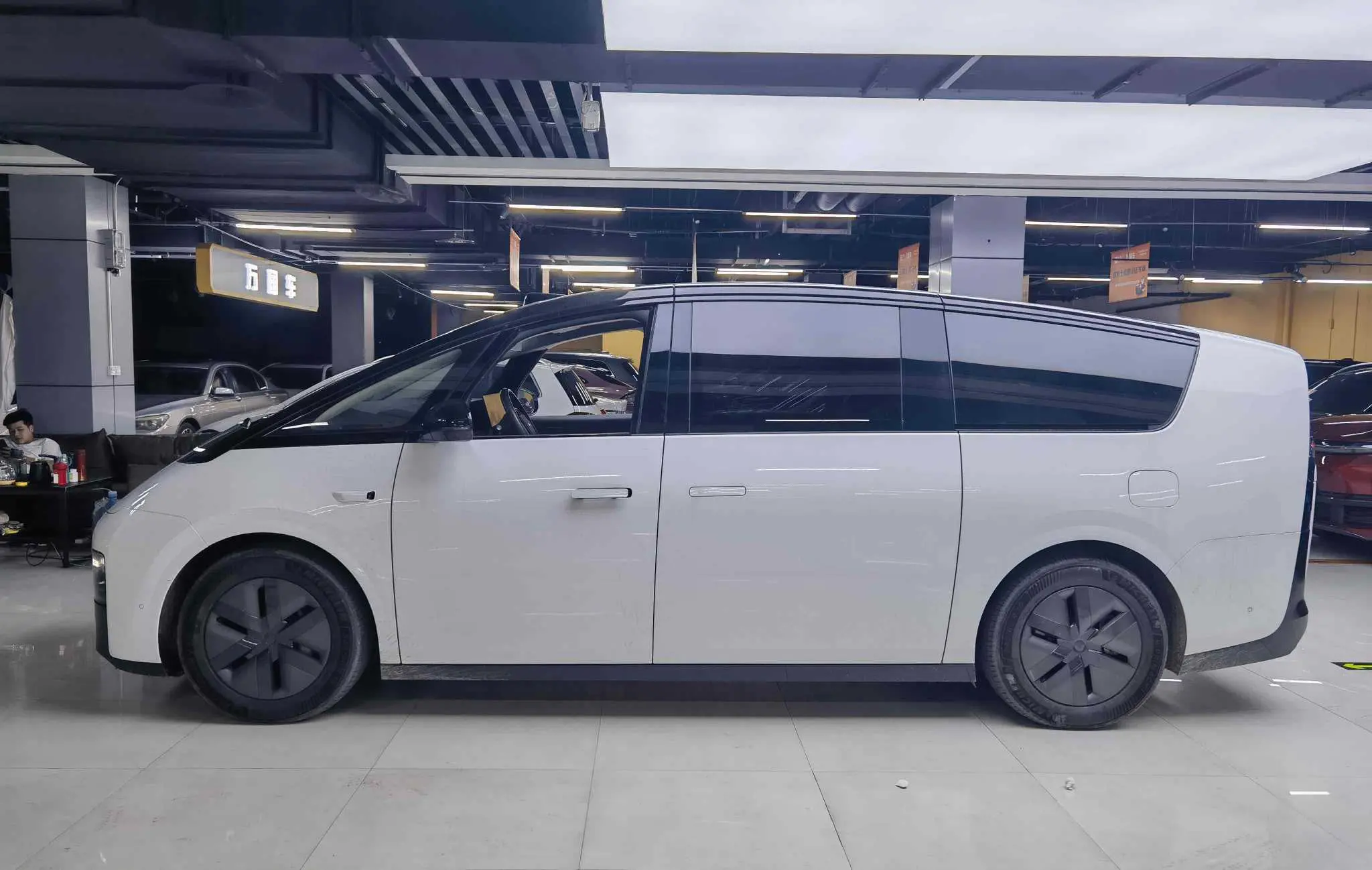 Li MEGA (Ideal MEGA)  из Китая