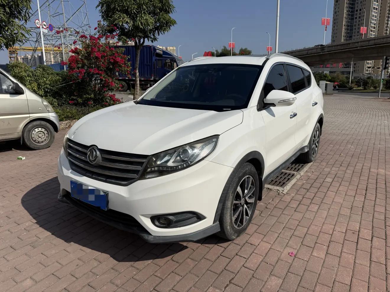 Dongfeng Fengon 580  из Китая