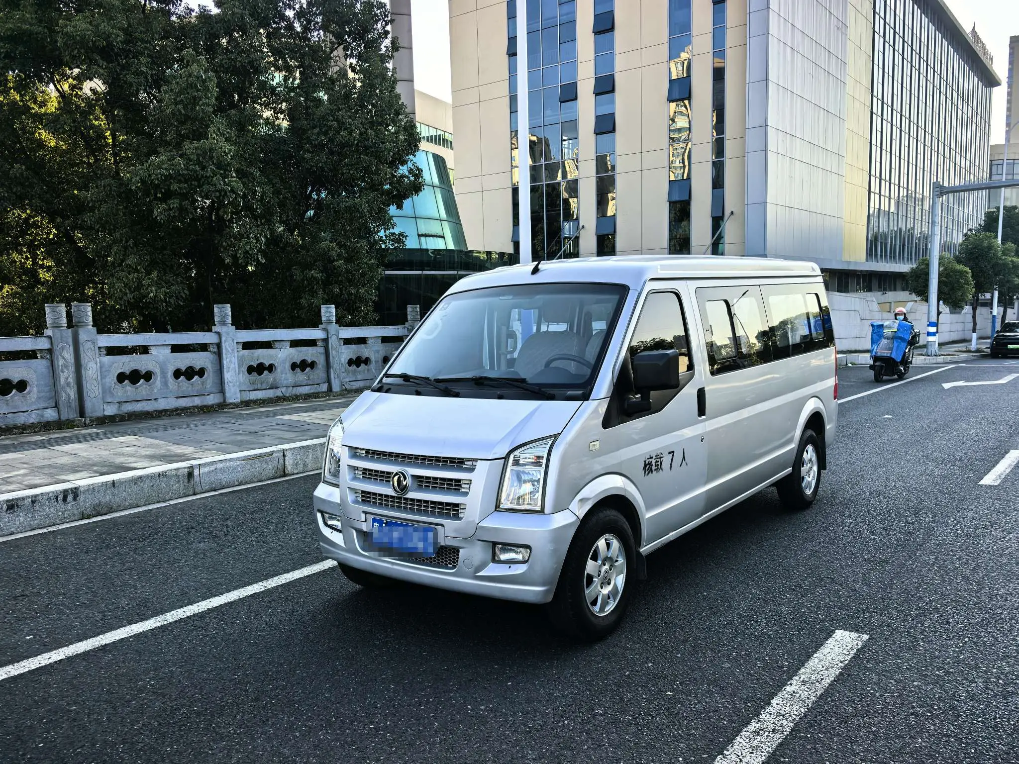 Dongfeng Xiaokang C37  из Китая