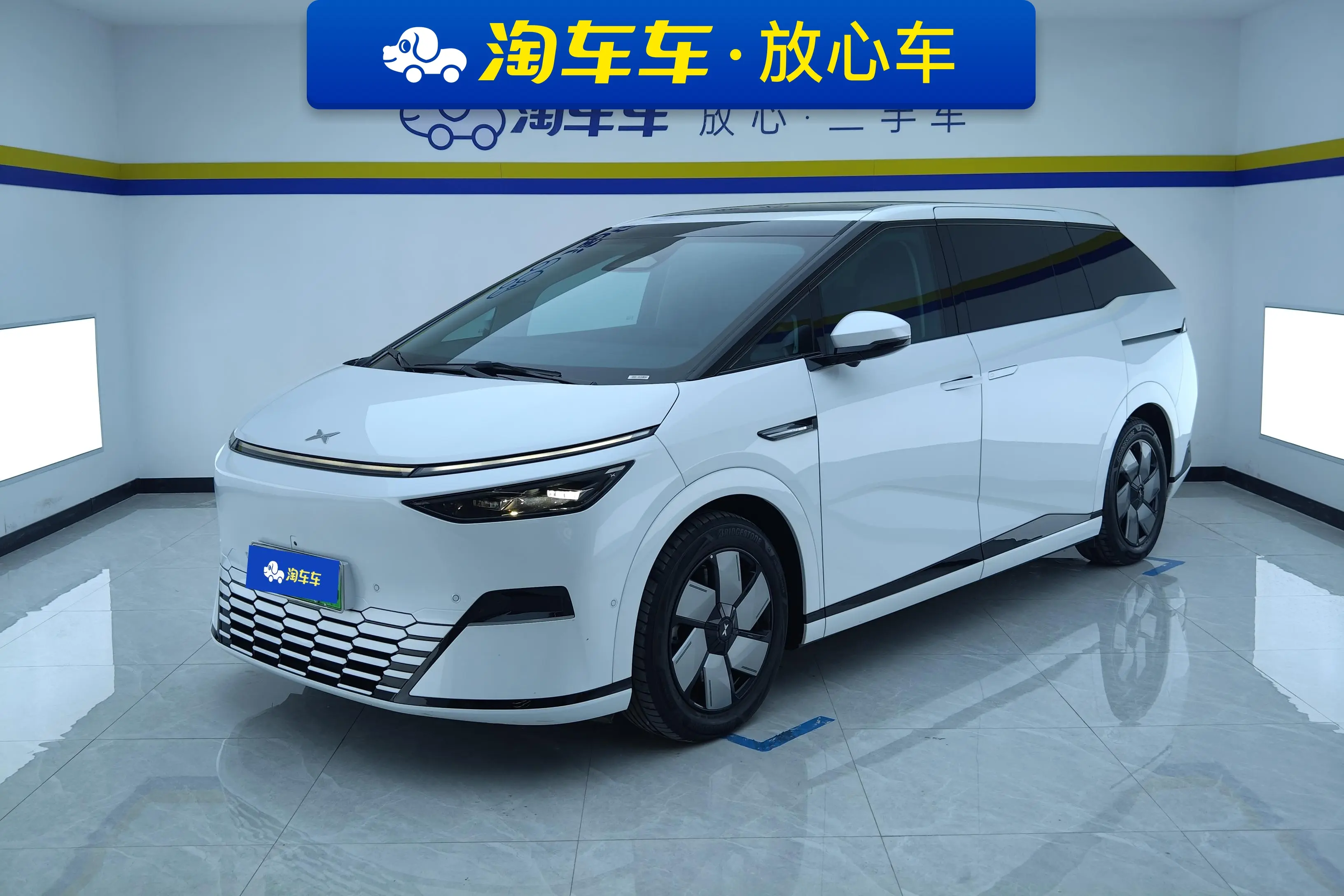 Xpeng X9  из Китая