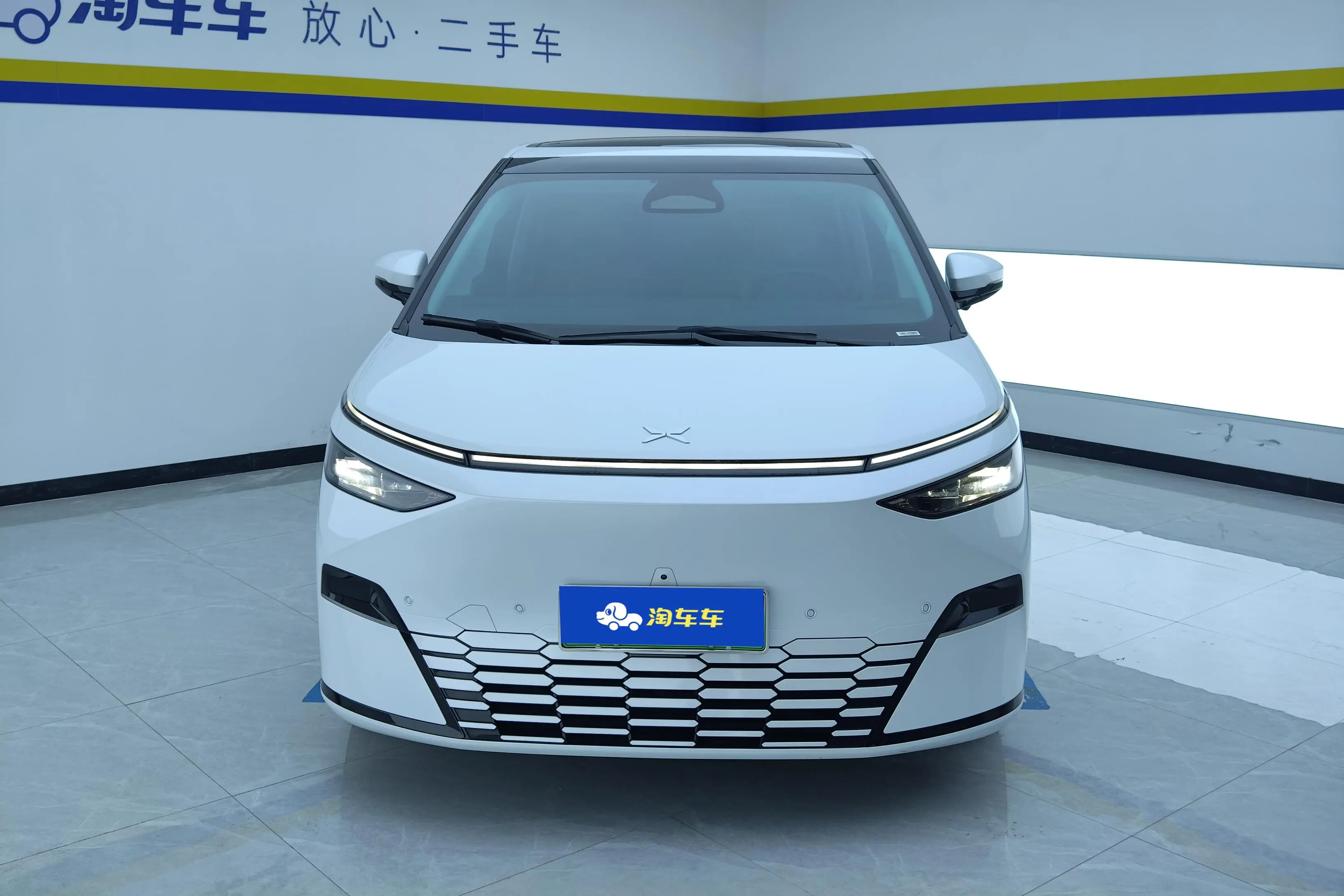 Xpeng X9  из Китая