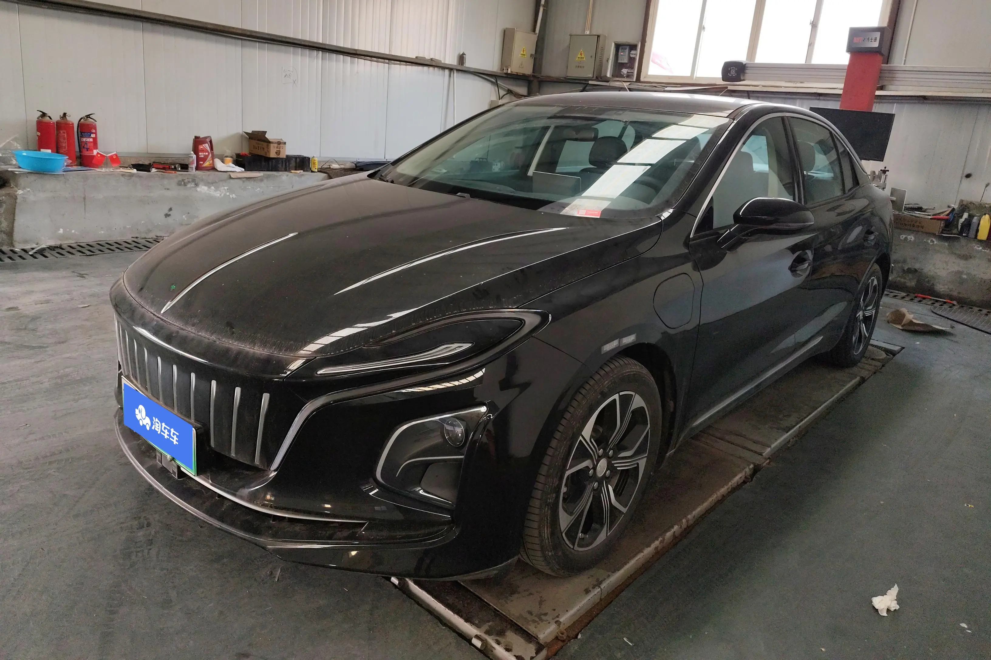 Hongqi E-QM5  из Китая